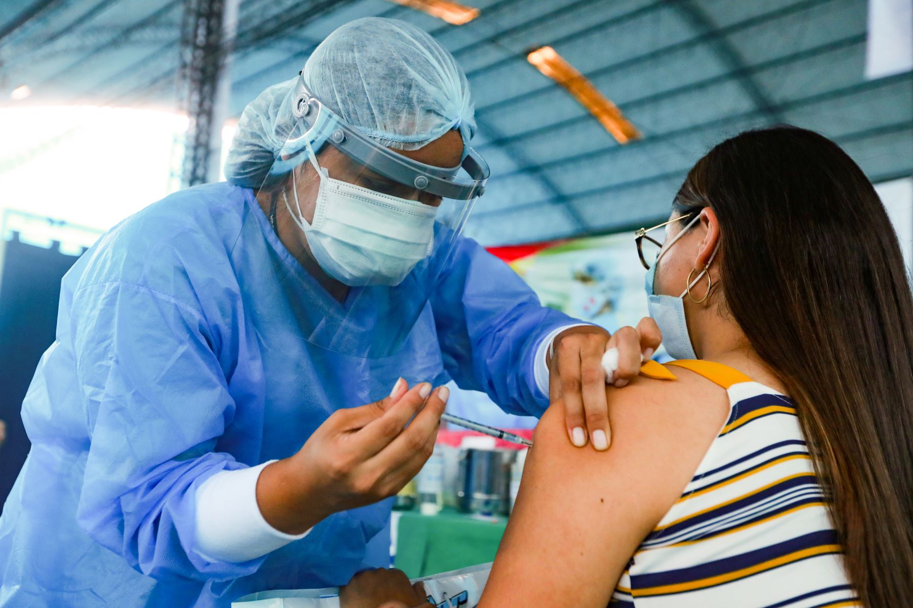 Enfermera aplicando la vacuna contra la covid-19. Foto: ANDINA/Carla Patiño