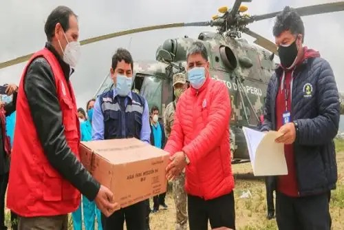 Uno de los primeros profesionales de la salud que fue beneficiado con la vacuna contra el  covid-19 en su primera dosis pertenece al Hospital Covi-19. Se trata del médico Jorge Luis Medina Berrocal.