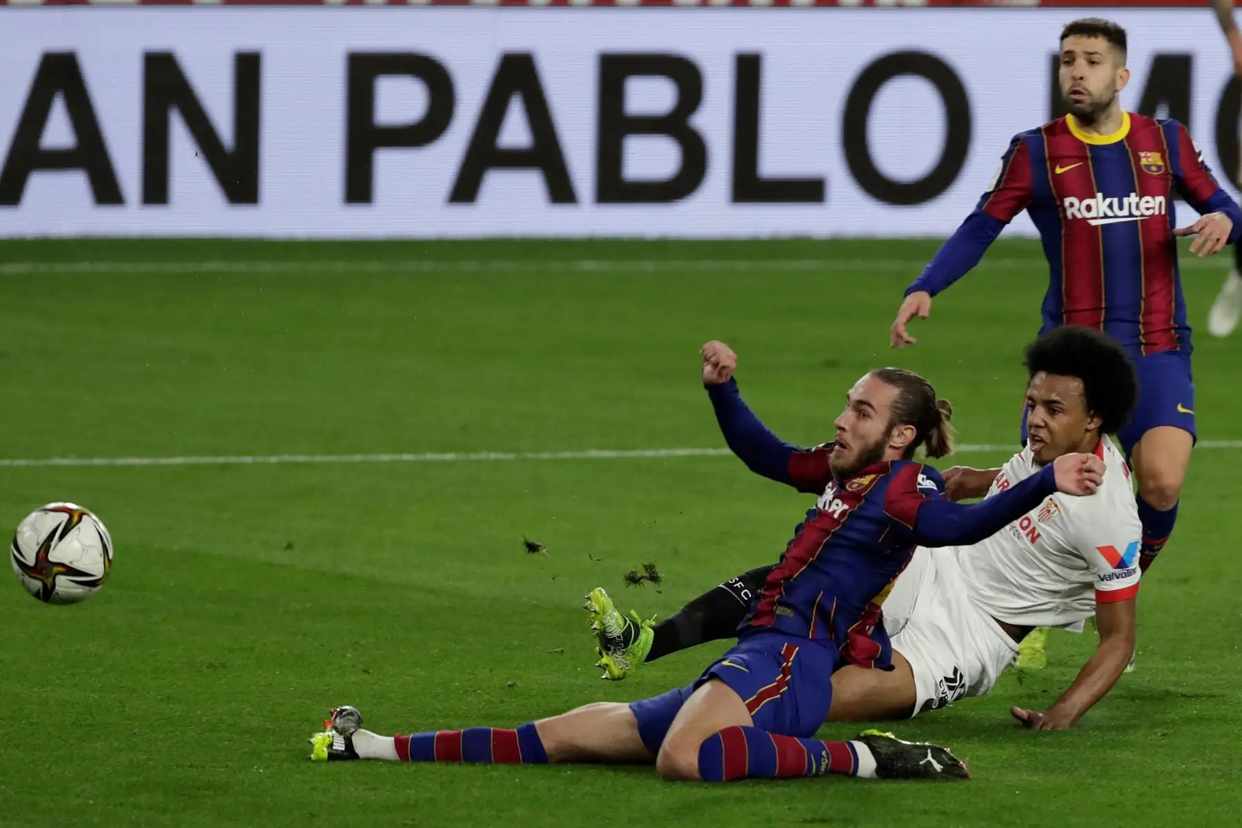 El defensa francés del Sevilla FC Jules Koundé dispara a puerta para conseguir el primer gol del partido entre Óscar Mingueza y Jordi Alba, ambos del FC Barcelona, durante el partido de ida de las semifinales de la Copa del Rey, en el estadio Sánchez-Pizjuán, en Sevilla. Foto: EFE