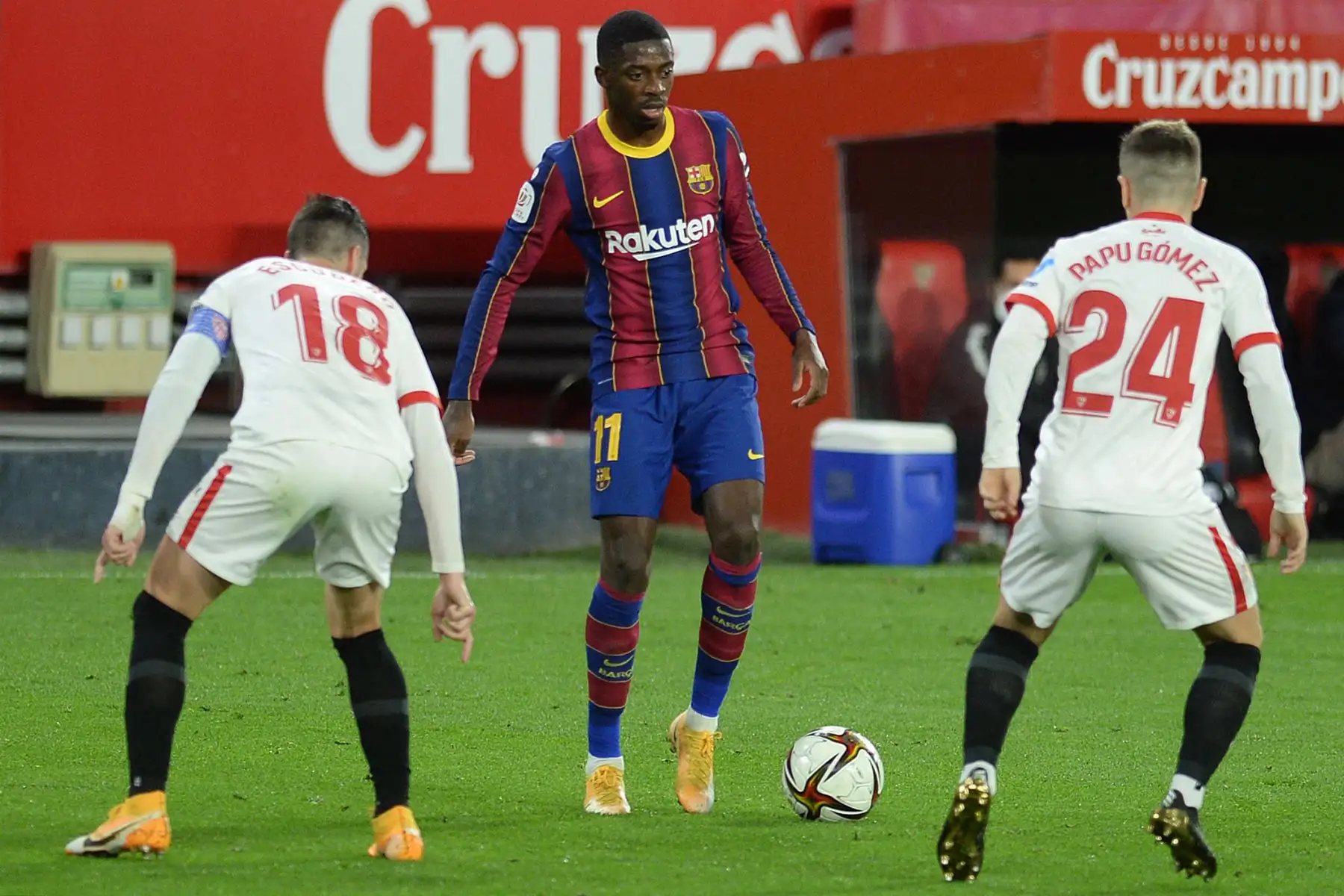 El delantero francés del Barcelona Ousmane Dembele desafía al defensor español del Sevilla Sergio Escudero y al delantero español del Sevilla Carlos Fernández durante la Copa del Rey. Foto: AFP