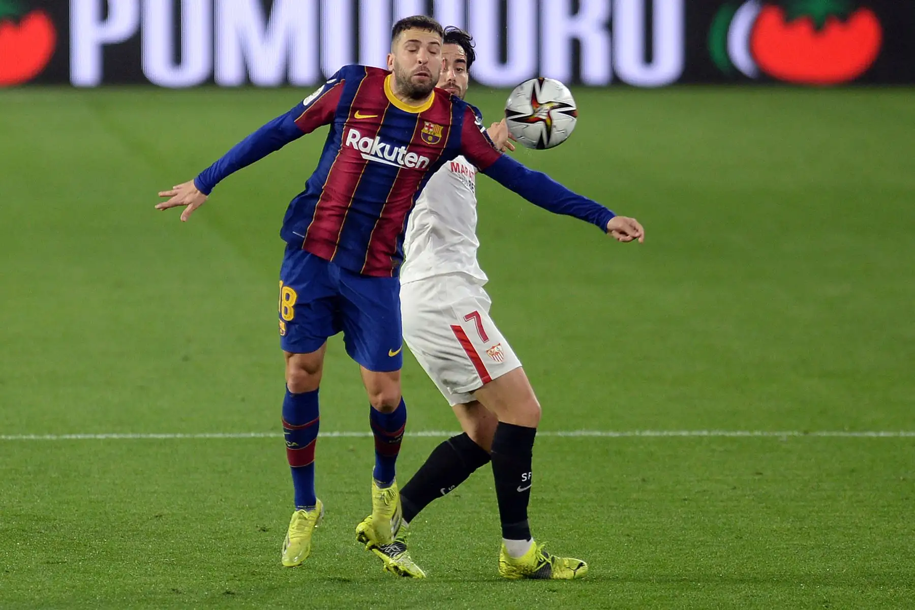 El defensa español del Barcelona Jordi Alba desafía al mediocampista español del Sevilla Suso durante la semifinal de la Copa del Rey de España. Foto: AFP