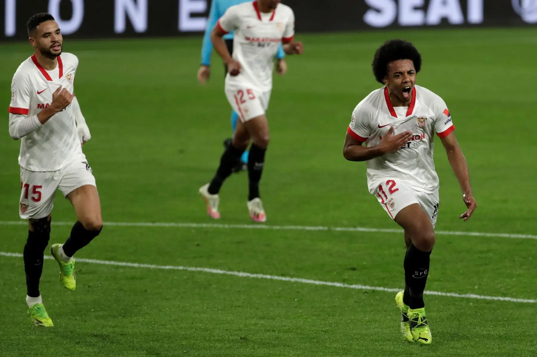 El defensa francés del Sevilla Jules Koundé celebra el primer gol de su equipo ante el Barcelona durante el partido de ida de semifinales de la Copa del Rey. Foto: EFE