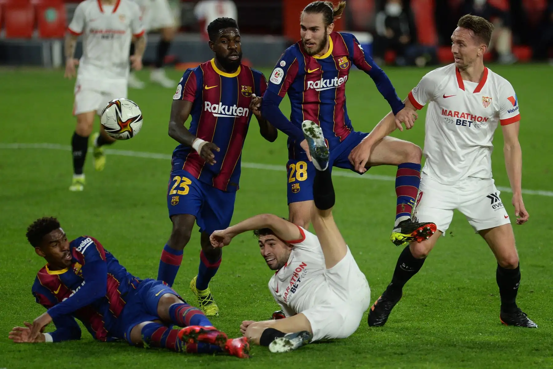 El delantero español del Sevilla Munir El Haddadi y su compañero holandés Luuk De Jong desafían a los defensores del Barcelona Junior Firpo, Samuel Umtiti y Oscar Mingueza durante partido por semifinales de la Copa del Rey. Foto: AFP