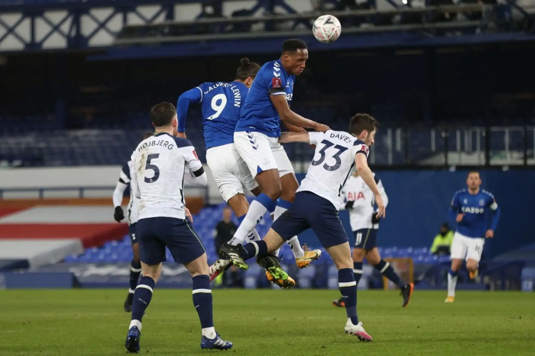 El centrocampista francés del Everton Abdoulaye Doucoure (C) cabecea el balón durante el partido de fútbol de la quinta ronda de la Copa FA inglesa entre el Everton y el Tottenham Hotspur en Goodison Park en Liverpool, noroeste de Inglaterra. Foto: AFP