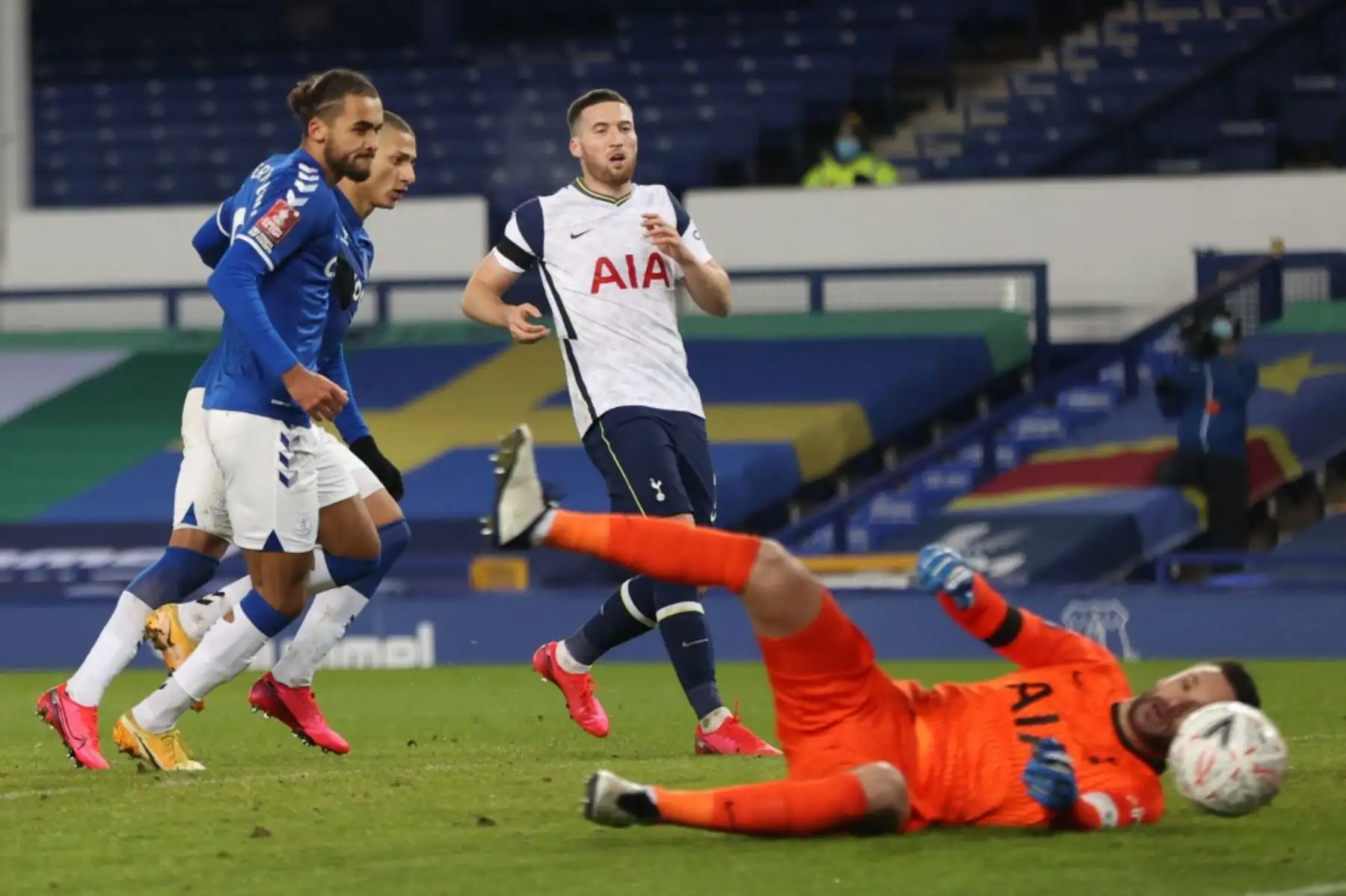 El delantero inglés del Everton Dominic Calvert-Lewin anota el primer gol de su equipo durante el partido de fútbol de la quinta ronda de la Copa FA inglesa entre el Everton y el Tottenham Hotspur en Goodison Park en Liverpool, noroeste de Inglaterra. Foto: AFP