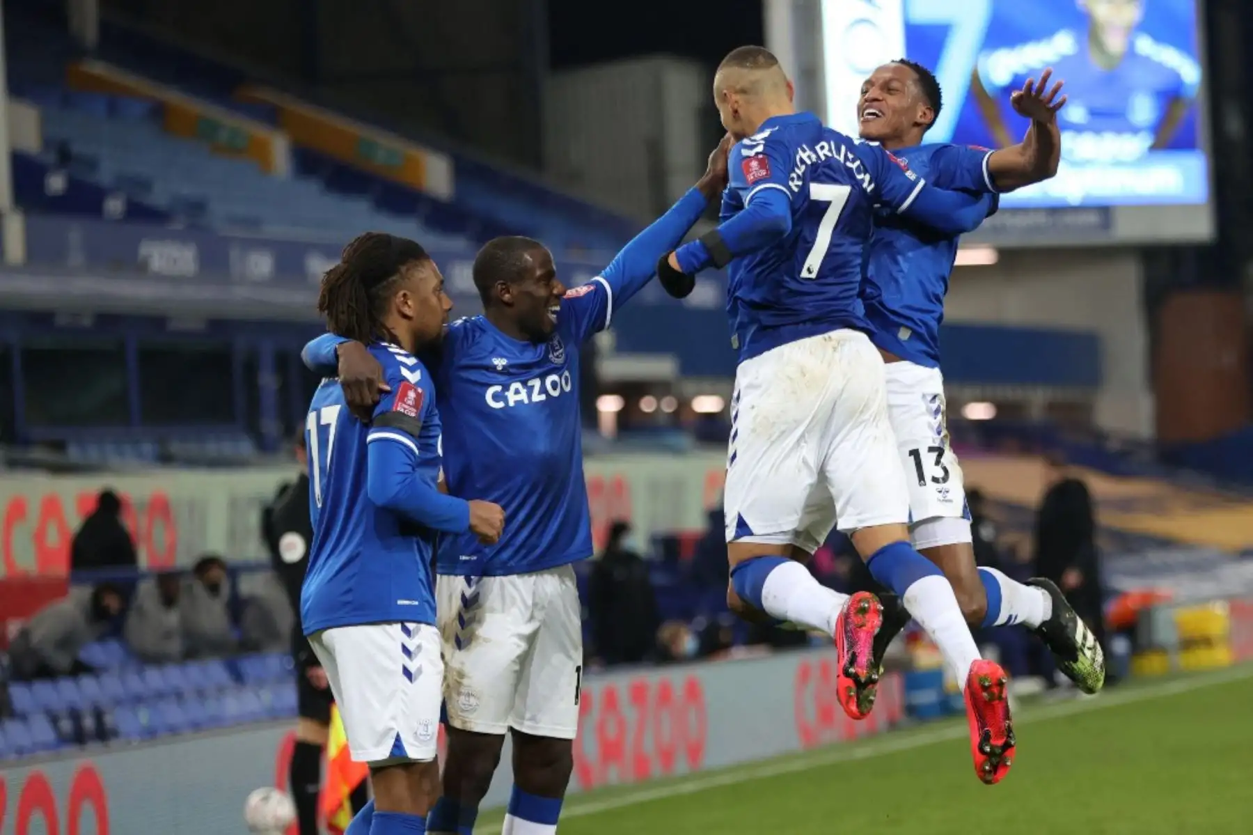 El delantero brasileño del Everton Richarlison celebra con sus compañeros de equipo después de marcar el segundo gol de su equipo durante el partido de fútbol de la quinta ronda de la Copa FA inglesa entre el Everton y el Tottenham Hotspur en Goodison Park en Liverpool, noroeste de Inglaterra. Foto: AFP