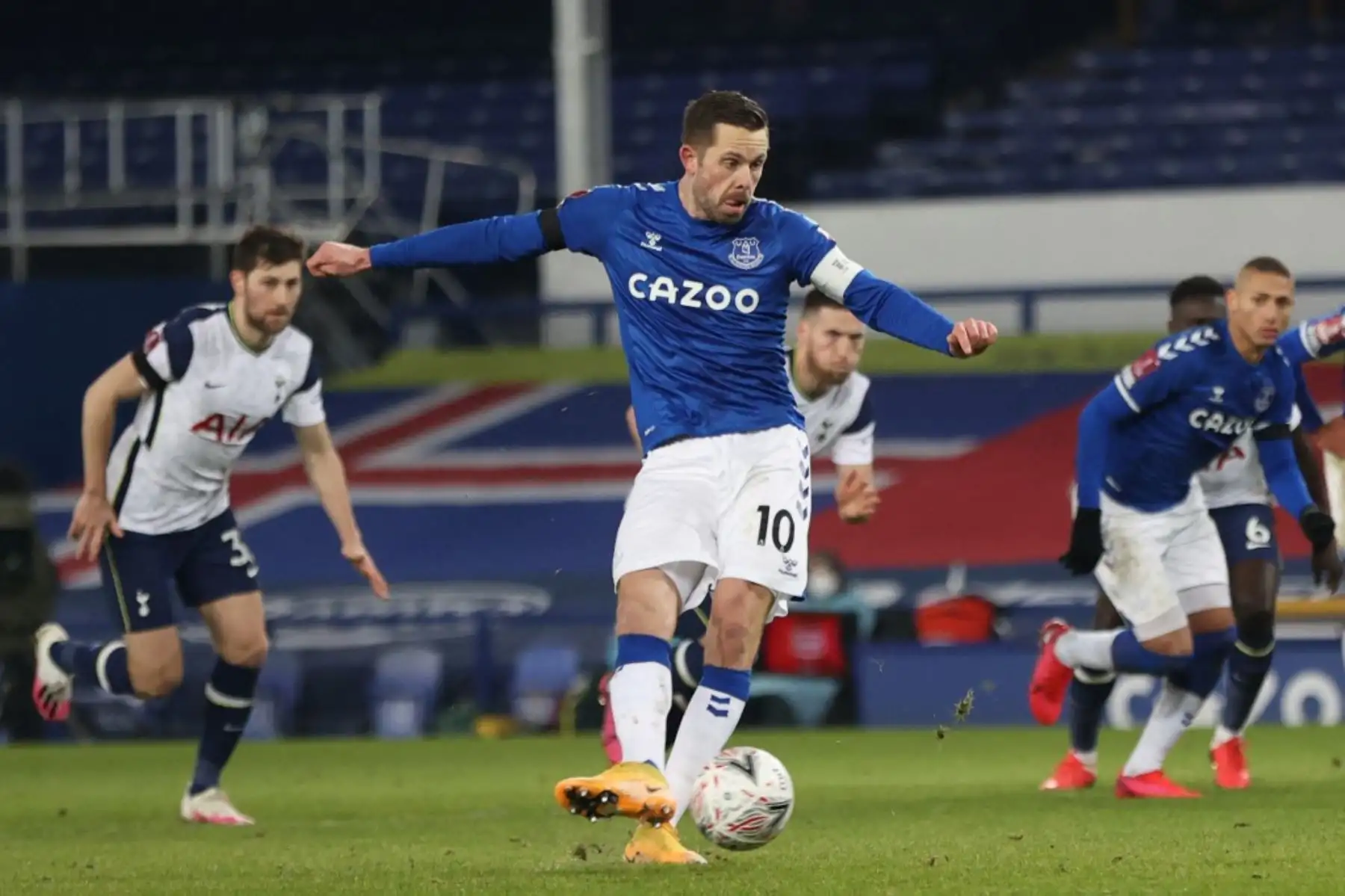 El centrocampista islandés del Everton Gylfi Sigurdsson lanza un penalti y anota el tercer gol de su equipo durante el partido de fútbol de la quinta ronda de la Copa FA inglesa entre el Everton y el Tottenham Hotspur en Goodison Park en Liverpool, noroeste de Inglaterra. Foto: AFP
