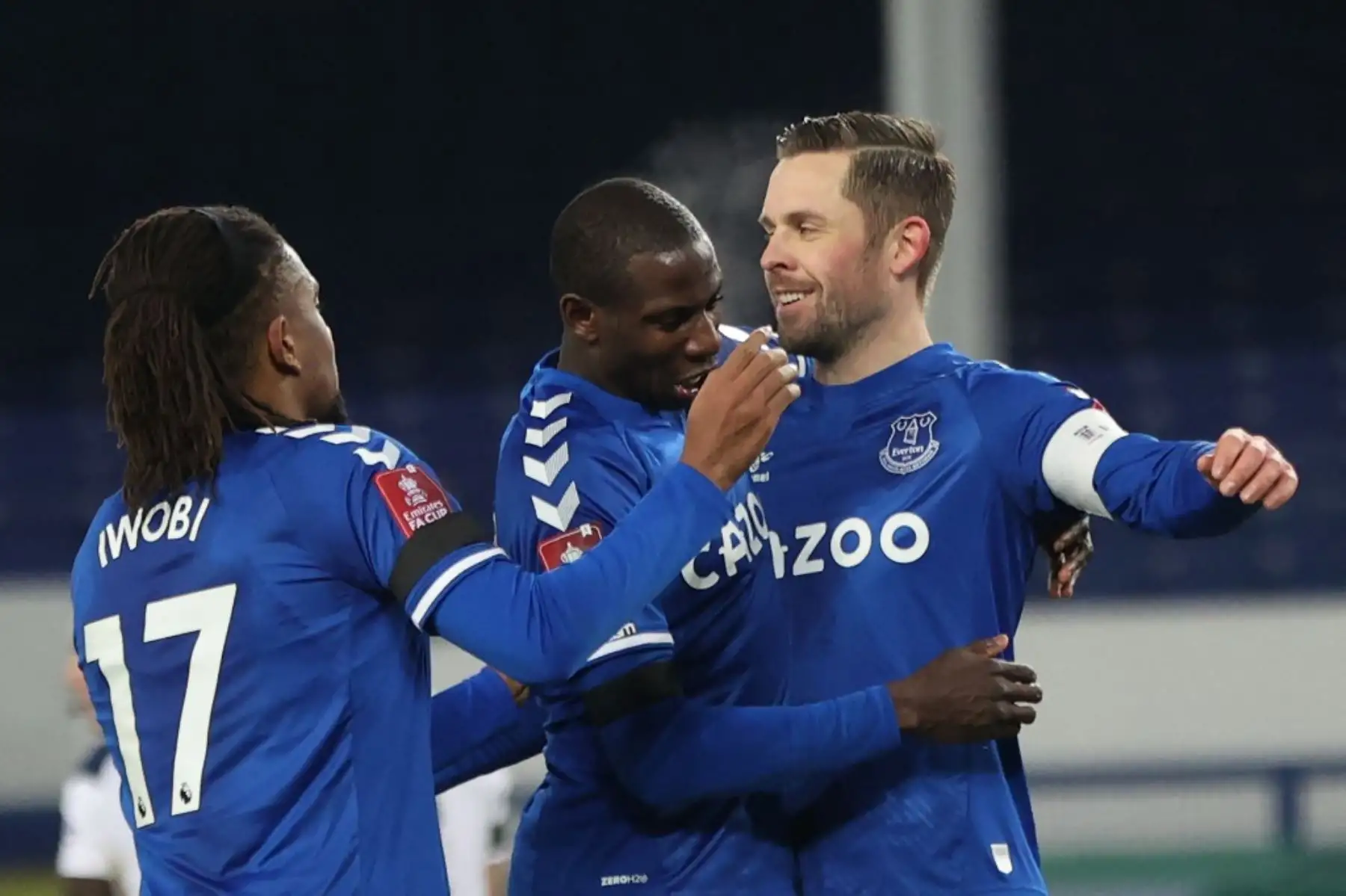 El centrocampista islandés del Everton Gylfi Sigurdsson celebra con sus compañeros de equipo después de que lanza un penalti y anota el tercer gol de su equipo durante el partido de fútbol de la quinta ronda de la Copa FA inglesa entre Everton y Tottenham Hotspur en Goodison Park en Liverpool, noroeste de Inglaterra. Foto: AFP