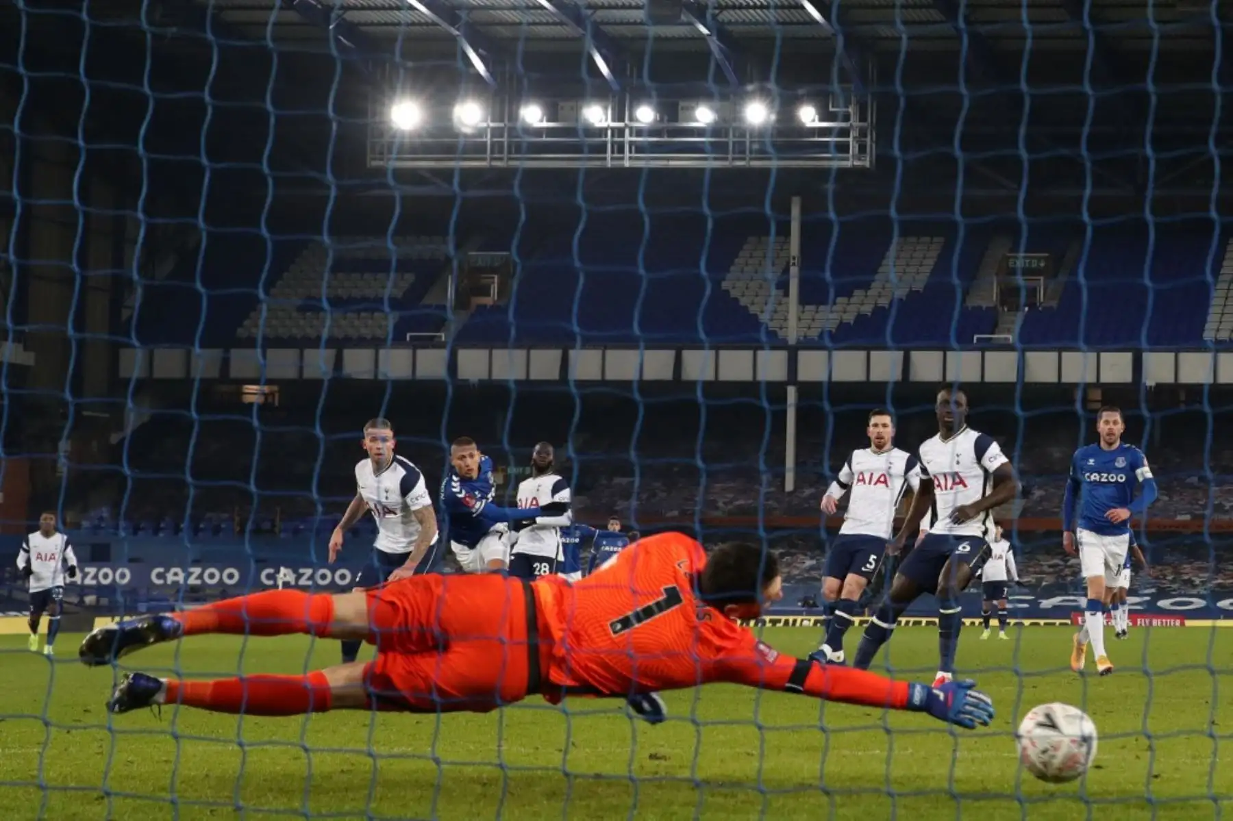El delantero brasileño del Everton Richarlison anota el segundo gol de su equipo durante la quinta ronda de la Copa FA inglesa entre el Everton y el Tottenham Hotspur en Goodison Park en Liverpool, noroeste de Inglaterra. Foto: AFP