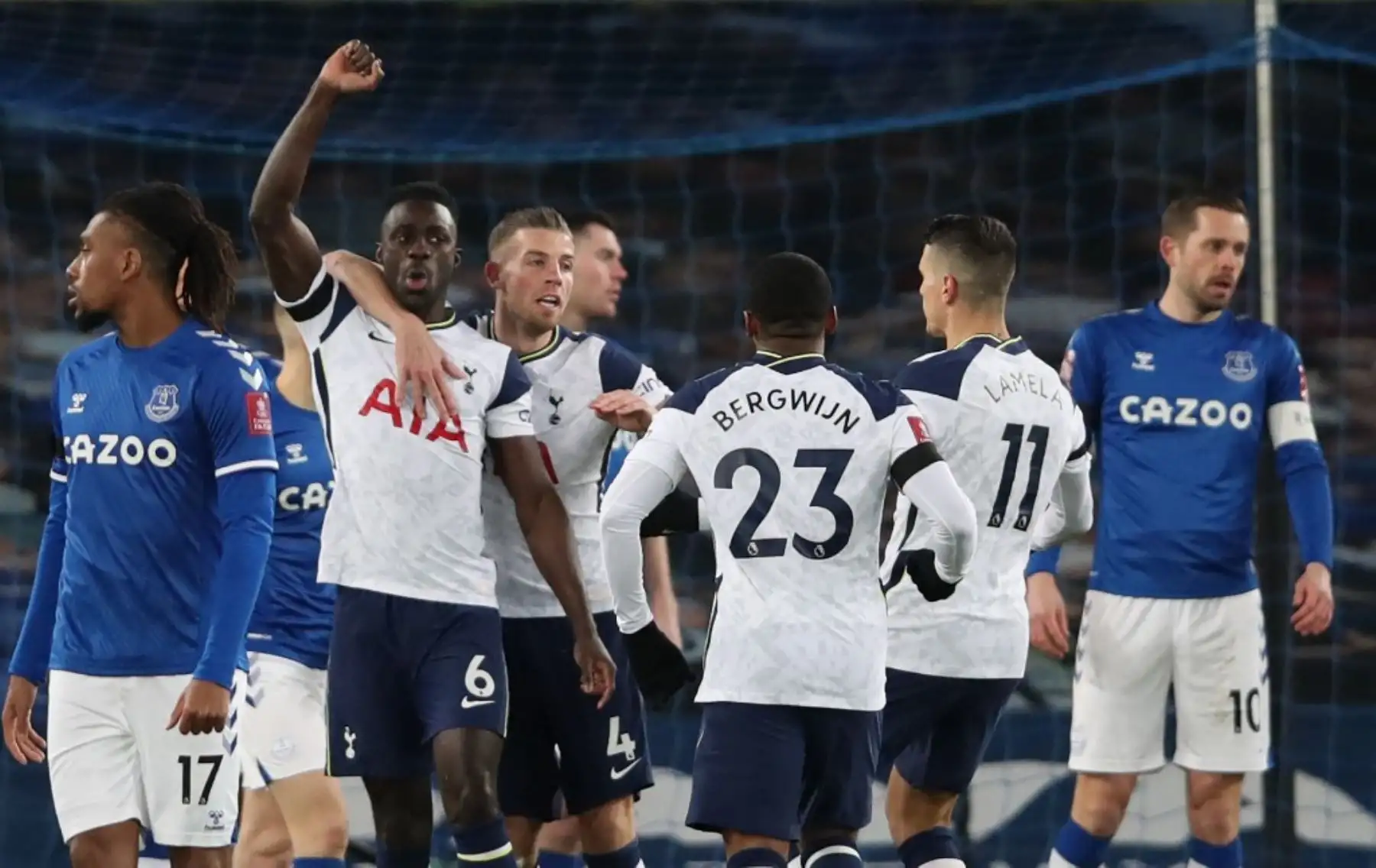 El defensor colombiano del Tottenham Hotspur, Davinson Sánchez, celebra con sus compañeros de equipo después de marcar el primer gol de su equipo durante el partido de fútbol de la quinta ronda de la Copa FA inglesa entre Everton y Tottenham Hotspur en Goodison Park en Liverpool, noroeste de Inglaterra. Foto: AFP