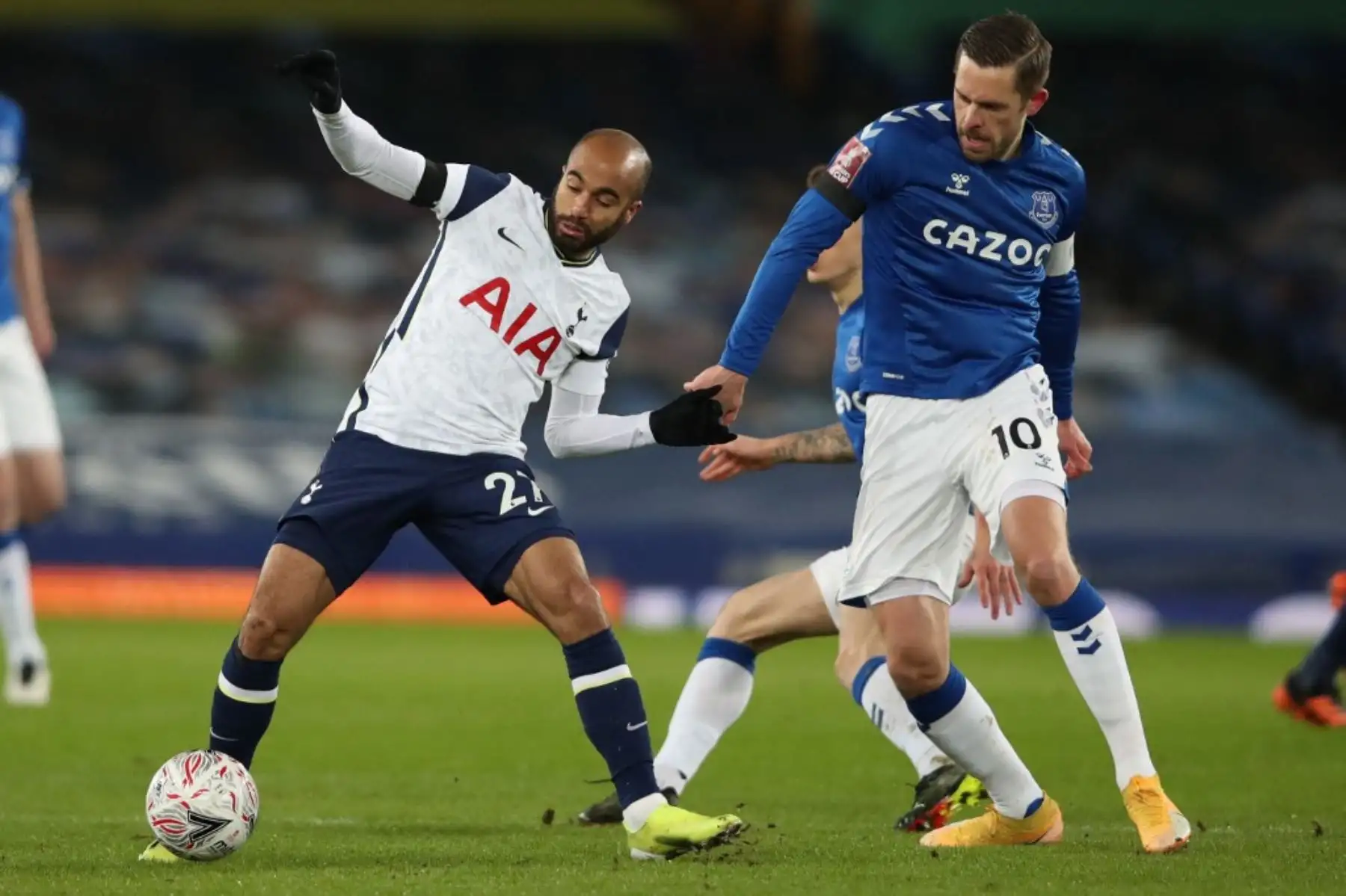 El centrocampista brasileño del Tottenham Hotspur Lucas Moura compite con el centrocampista islandés del Everton Gylfi Sigurdsson durante el partido de fútbol de la quinta ronda de la Copa FA inglesa entre el Everton y el Tottenham Hotspur en Goodison Park en Liverpool, noroeste de Inglaterra. Foto: AFP