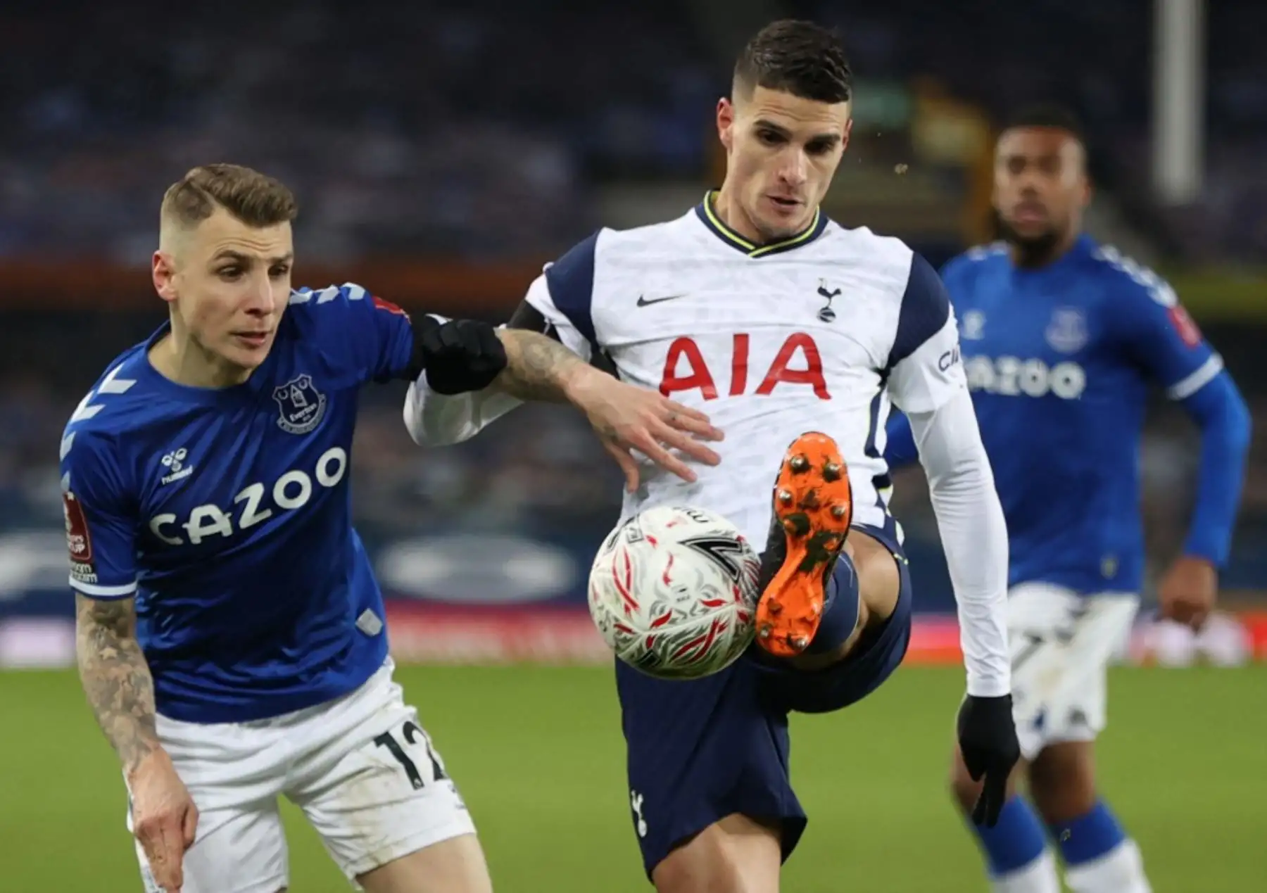 El defensor francés del Everton Lucas Digne compite con el mediocampista argentino del Tottenham Hotspur Erik Lamela durante el partido de fútbol de la quinta ronda de la Copa FA inglesa entre el Everton y el Tottenham Hotspur en Goodison Park en Liverpool, noroeste de Inglaterra. Foto: AFP
