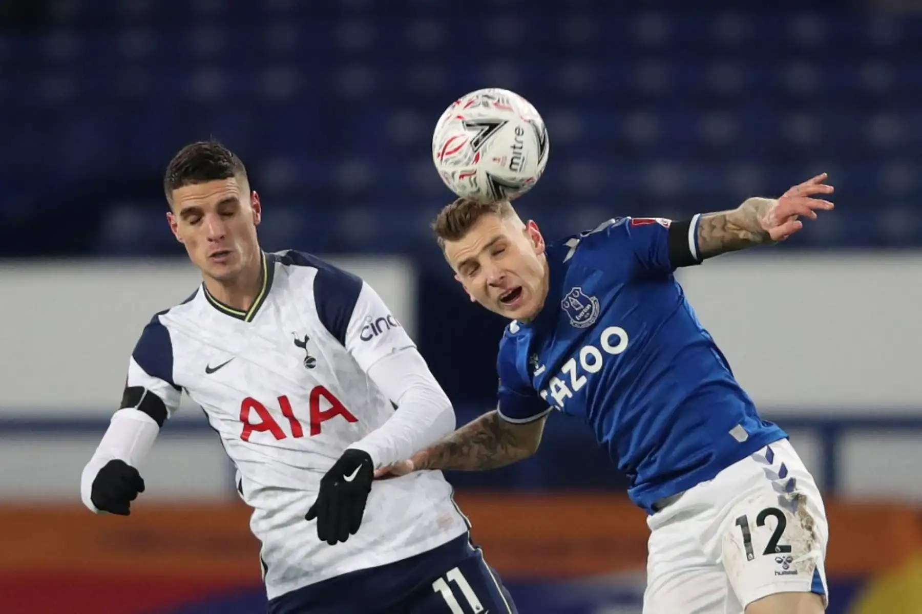 El centrocampista argentino del Tottenham Hotspur, Erik Lamela, compite con el defensor francés del Everton Lucas Digne durante el partido de fútbol de la quinta ronda de la Copa FA inglesa entre el Everton y el Tottenham Hotspur en Goodison Park en Liverpool, noroeste de Inglaterra. Foto: AFP