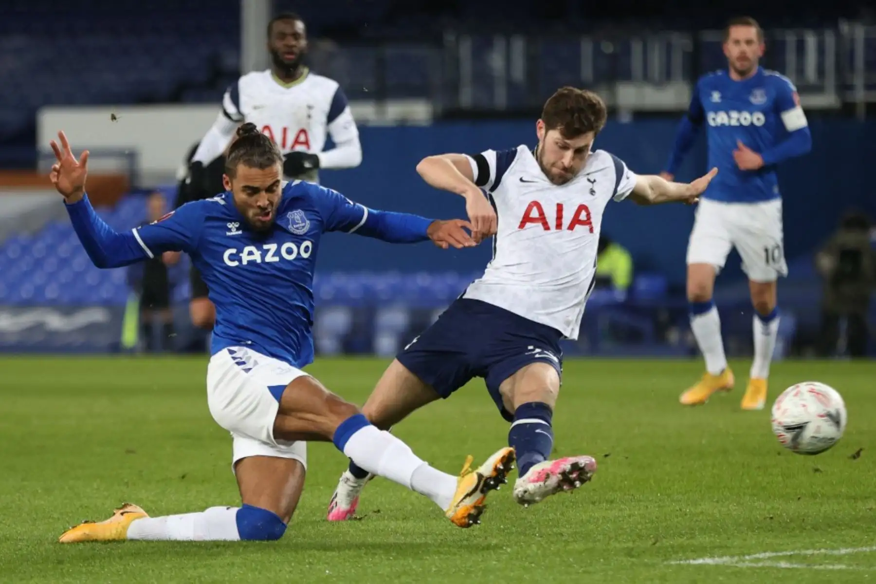 El delantero inglés del Everton, Dominic Calvert-Lewin, dispara a portería durante el partido de fútbol de la quinta ronda de la Copa FA inglesa entre el Everton y el Tottenham Hotspur en Goodison Park en Liverpool, noroeste de Inglaterra. Foto: AFP