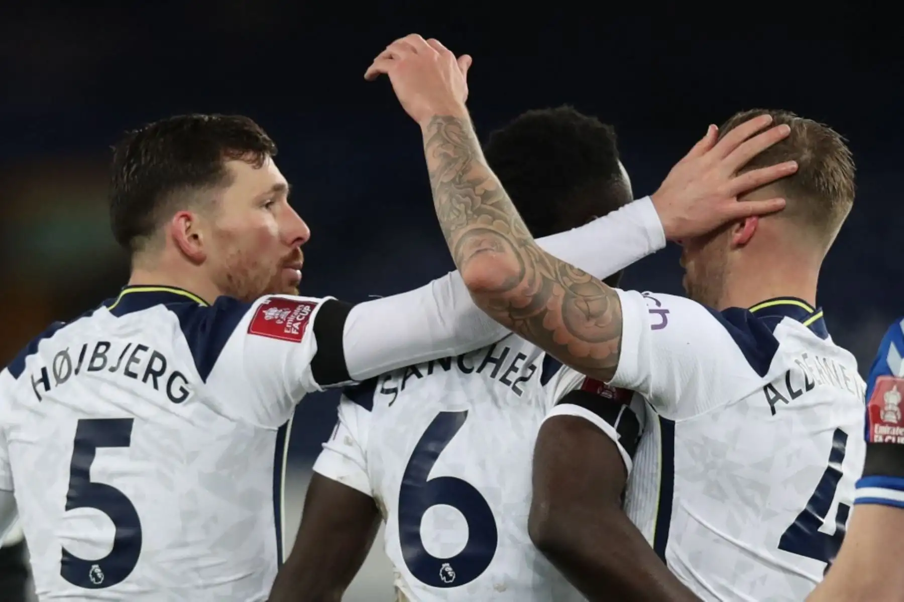 El defensor colombiano del Tottenham Hotspur, Davinson Sánchez, celebra con sus compañeros de equipo después de marcar el tercer gol de su equipo durante el partido de fútbol de la quinta ronda de la Copa FA inglesa entre Everton y Tottenham Hotspur en Goodison Park en Liverpool, noroeste de Inglaterra. Foto: AFP