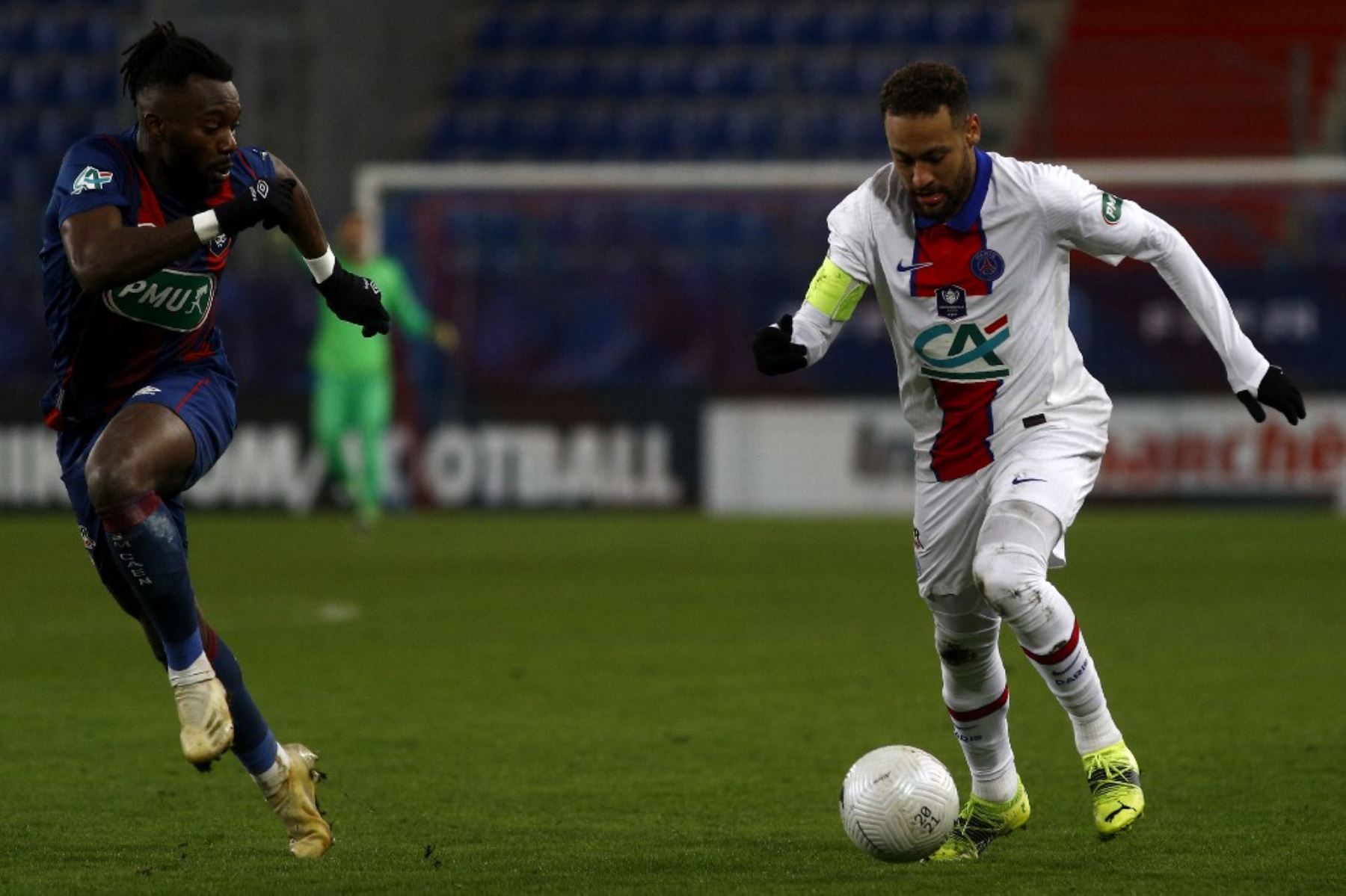 Neymar volvió a salir lesionado y preocupa de cara a los octavos de final de la Liga de Campeones