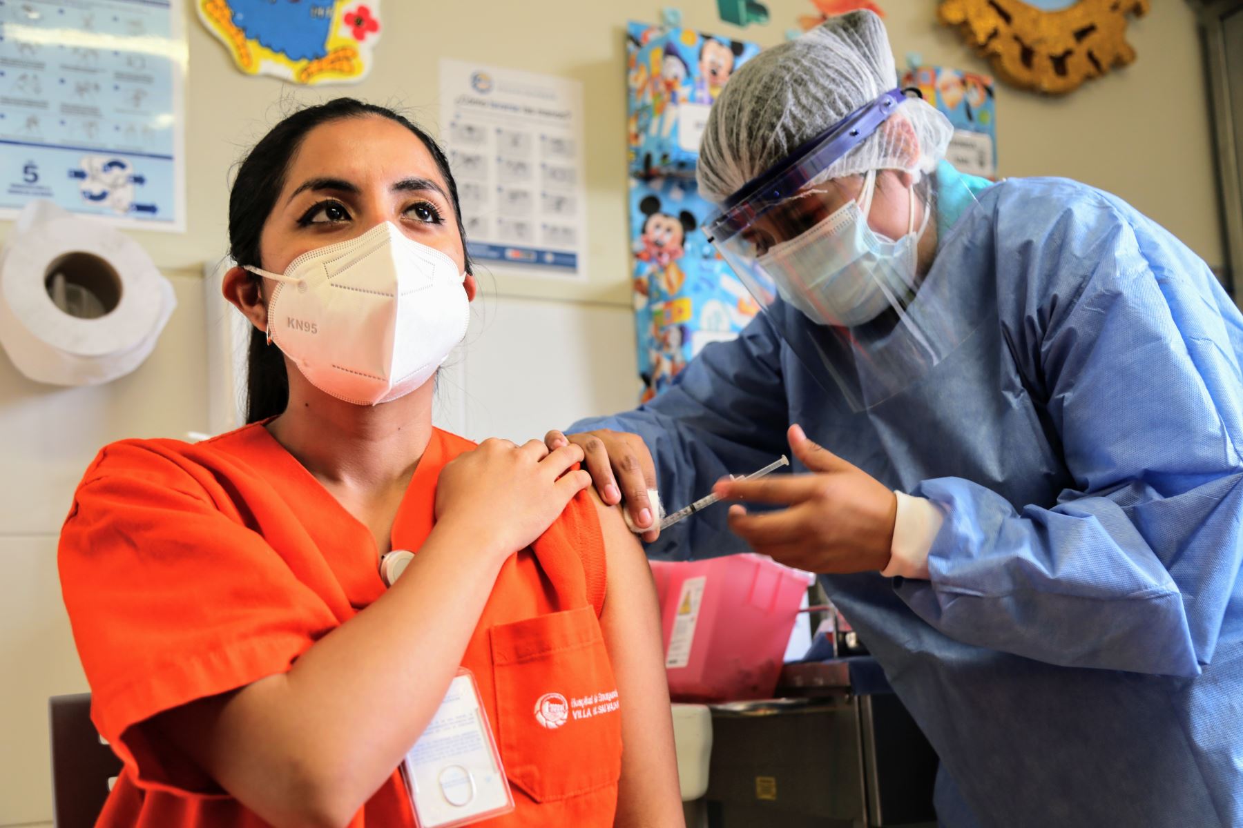 Vacunación a profesionales de la salud en el Hospital de Emergencias Villa el Salvador. Foto: ANDINA/Difusión