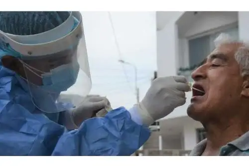 Es necesario asumir con responsabilidad las medidas sanitarias para prevenir los contagios: usar adecuadamente las mascarillas, quedarse en casa y solo salir para lo estrictamente necesario, empleando el protector facial si es que vamos a lugares con alta concurrencia de personas o poca ventilación, así como el constante lavado de manos. Foto: ANDINA/Minsa