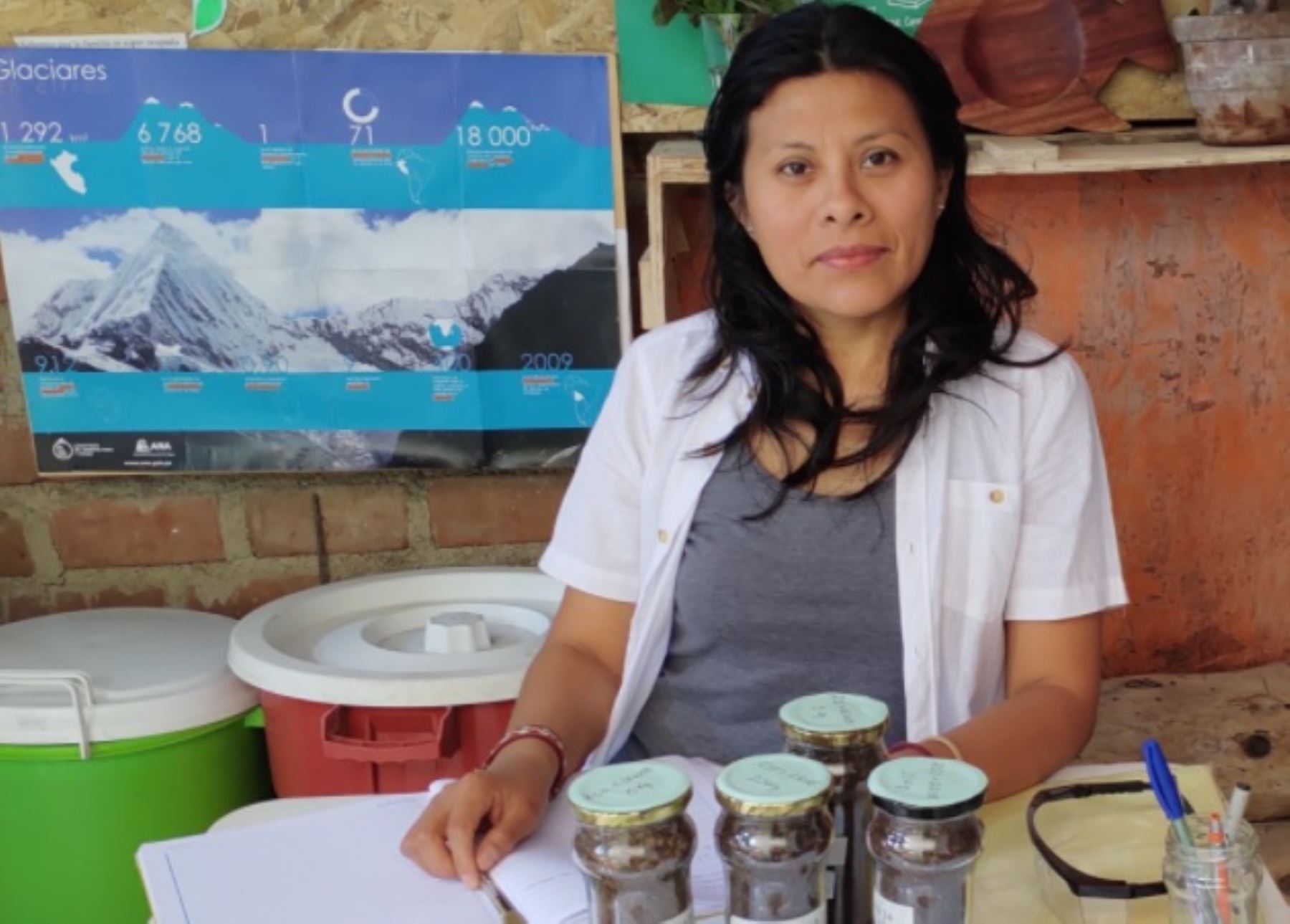 Maribel Zamata Quispe, inventora de dispositivos y un procedimiento para compostaje de residuos orgánicos, que le valieron dos medallas de plata en la Feria Internacional de Invenciones 2020 celebrada en Corea del Sur. Foto: Facebook/Maribel Zamata