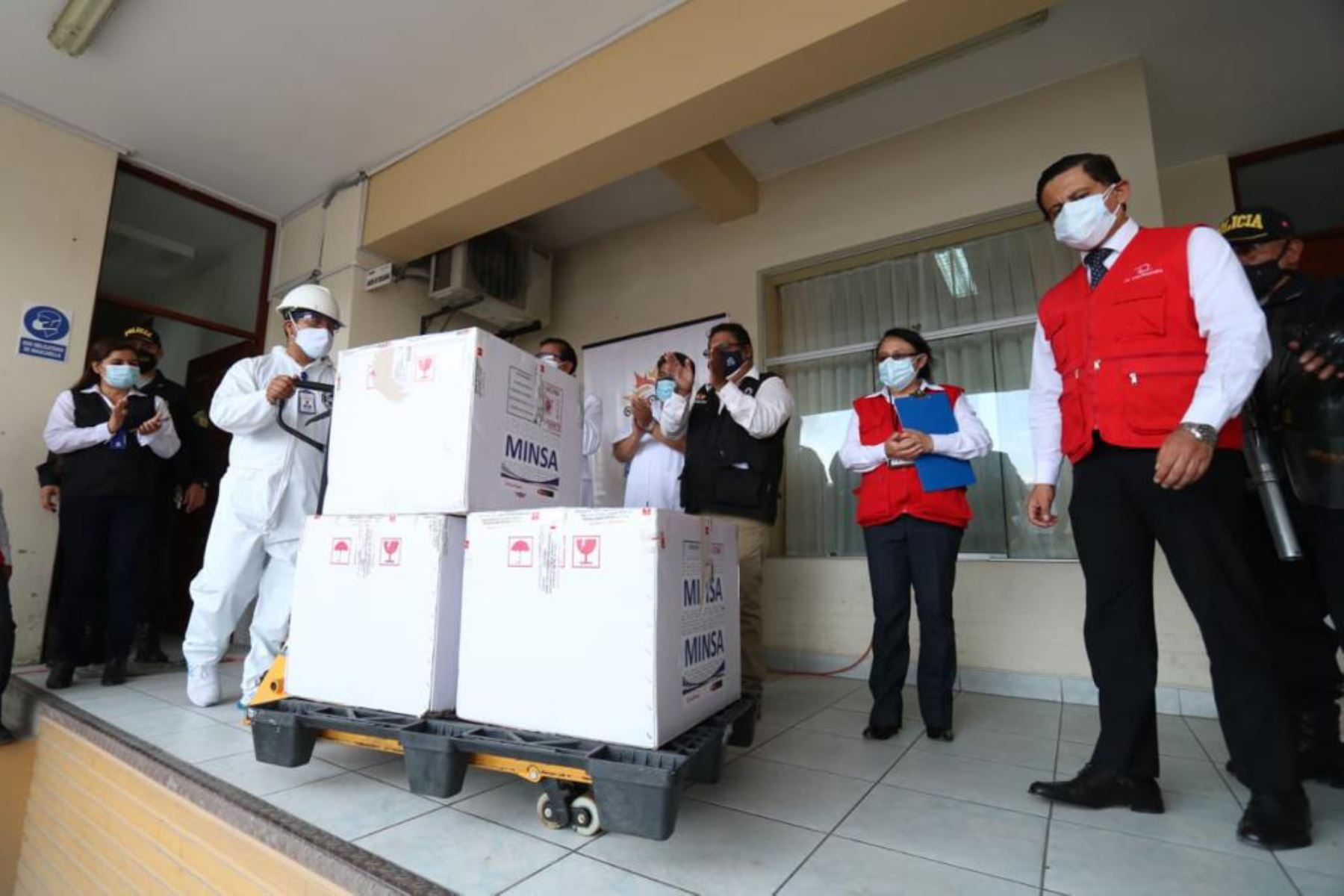El primer lote de 6,908 vacunas contra el covid-19 llegó esta tarde a la región Arequipa. Foto: ANDINA/Difusión
