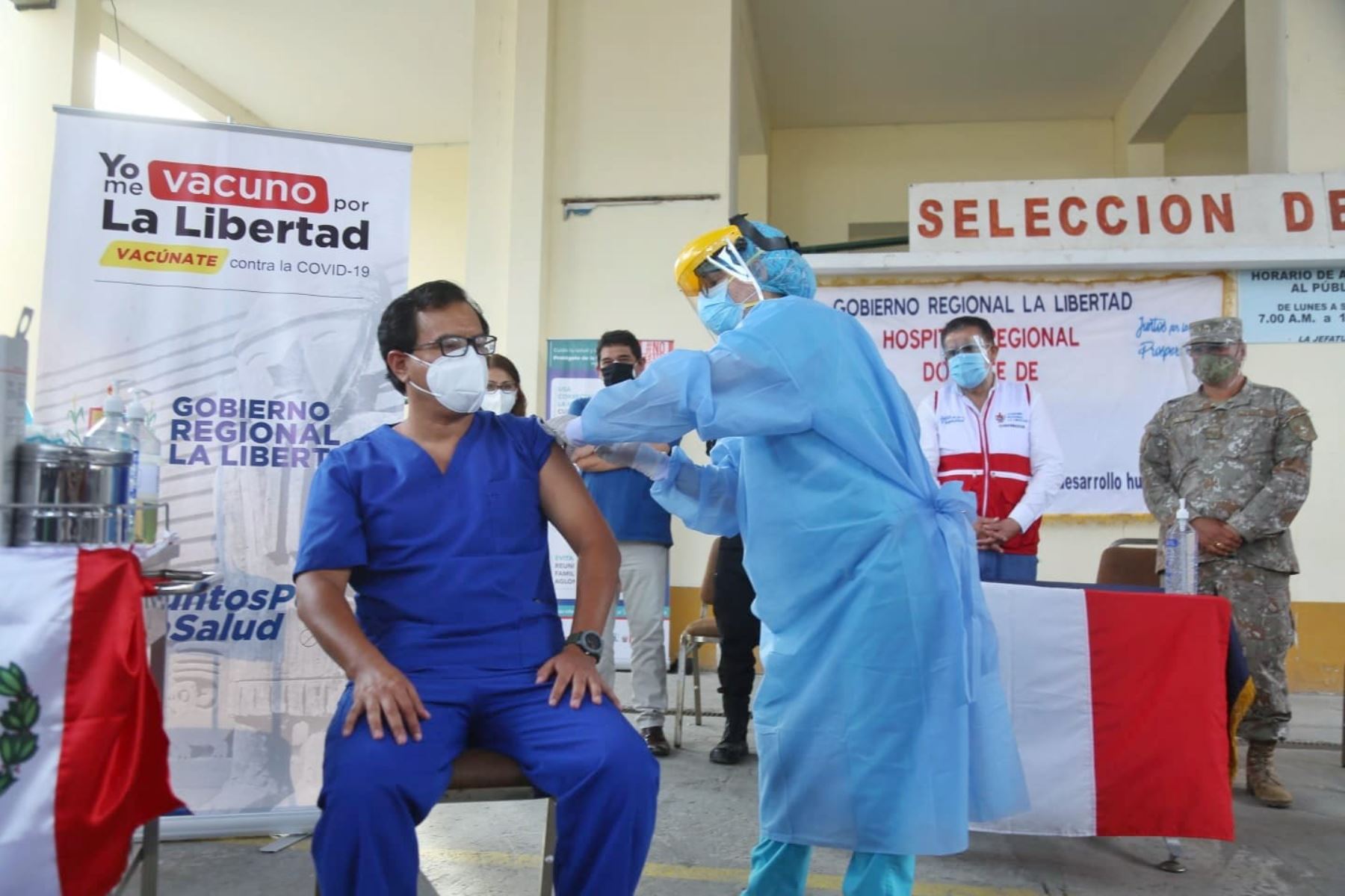 Jorge Alejandro Loyola Díaz, médico cirujano del Hospital Regional Docente de Trujillo, fue el primer profesional de salud vacunado en la región La Libertad. Foto: ANDINA/Difusión