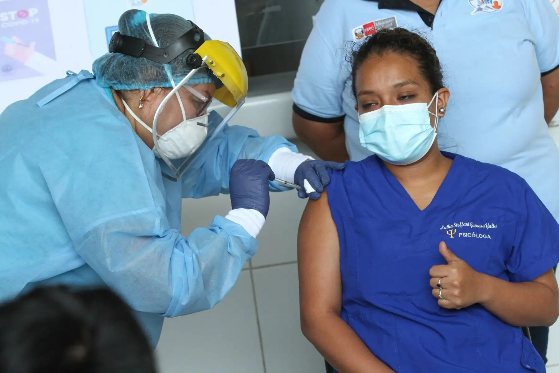 Entre aplausos y con una luz de esperanza el personal médico del Hospital Ricardo Cruzado Rivarola de la provincia de Nasca recibió el primer lote de vacunas contra el covid-19 que por disposición del gobernador, Ing. Javier Gallegos Barrientos serán aplicadas de inmediato a los 