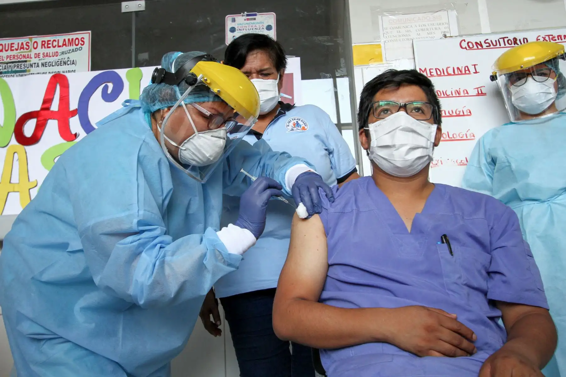Entre aplausos y con una luz de esperanza el personal médico del Hospital Ricardo Cruzado Rivarola de la provincia de Nasca recibió el primer lote de vacunas contra el covid-19 que por disposición del gobernador, Ing. Javier Gallegos Barrientos serán aplicadas de inmediato a los 