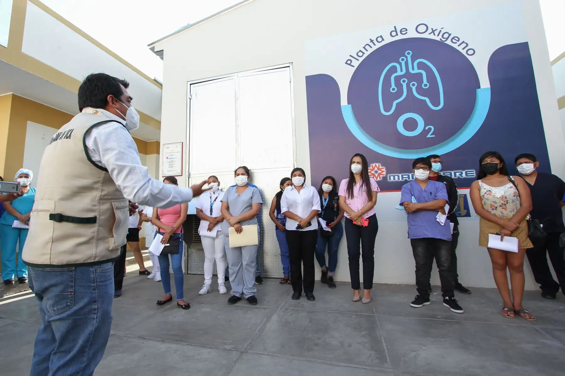 Entre aplausos y con una luz de esperanza el personal médico del Hospital Ricardo Cruzado Rivarola de la provincia de Nasca recibió el primer lote de vacunas contra el covid-19 que por disposición del gobernador, Ing. Javier Gallegos Barrientos serán aplicadas de inmediato a los 