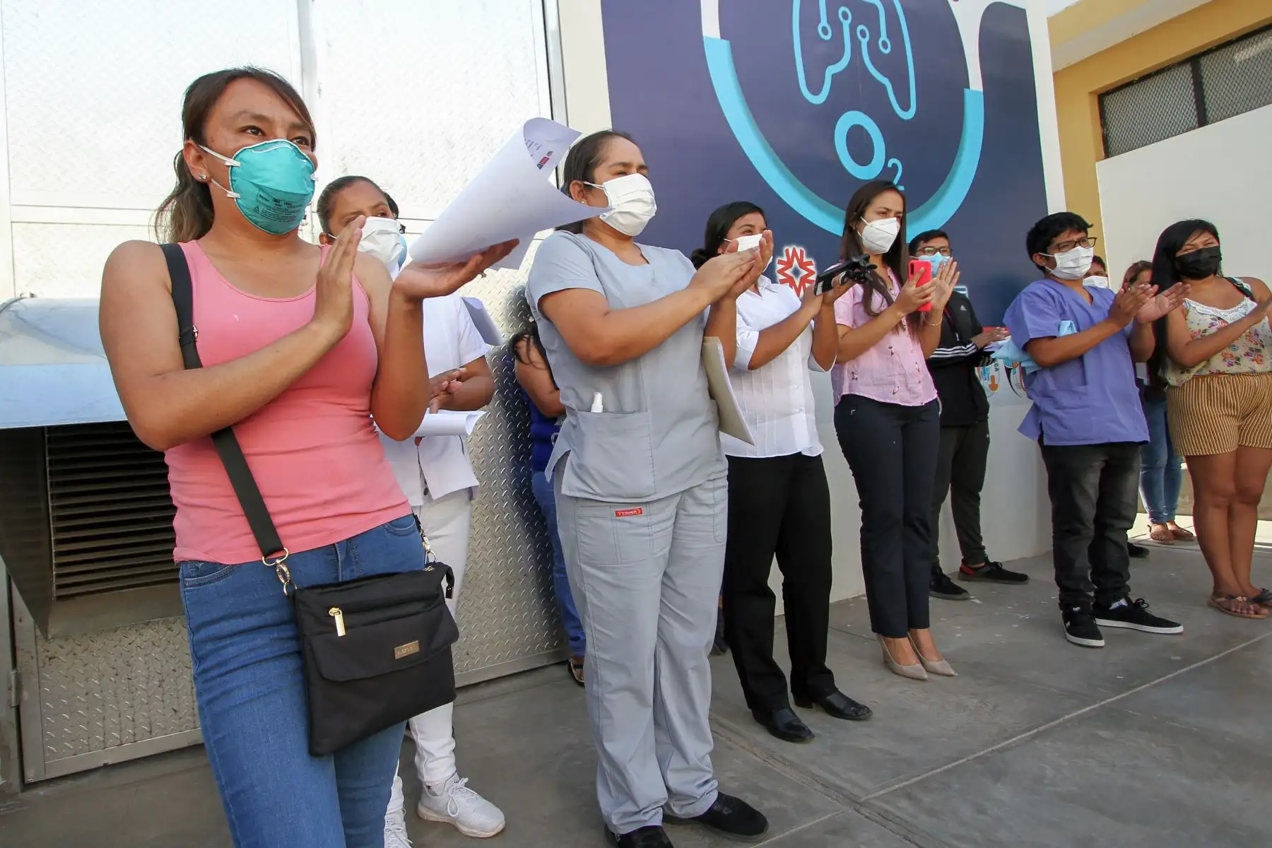 Entre aplausos y con una luz de esperanza el personal médico del Hospital Ricardo Cruzado Rivarola de la provincia de Nasca recibió el primer lote de vacunas contra el covid-19 que por disposición del gobernador, Ing. Javier Gallegos Barrientos serán aplicadas de inmediato a los 