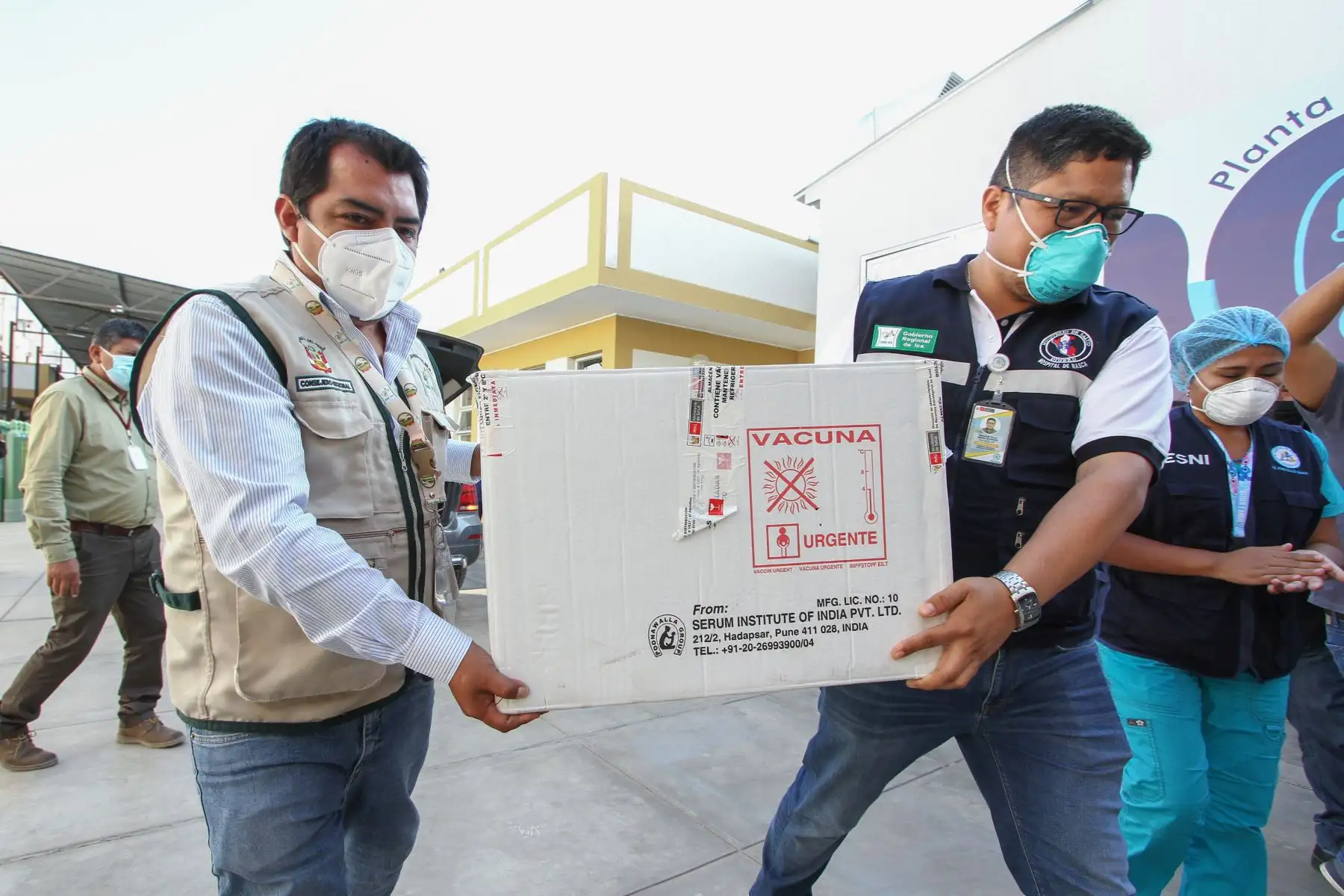 Entre aplausos y con una luz de esperanza el personal médico del Hospital Ricardo Cruzado Rivarola de la provincia de Nasca recibió el primer lote de vacunas contra el covid-19 que por disposición del gobernador, Ing. Javier Gallegos Barrientos serán aplicadas de inmediato a los 