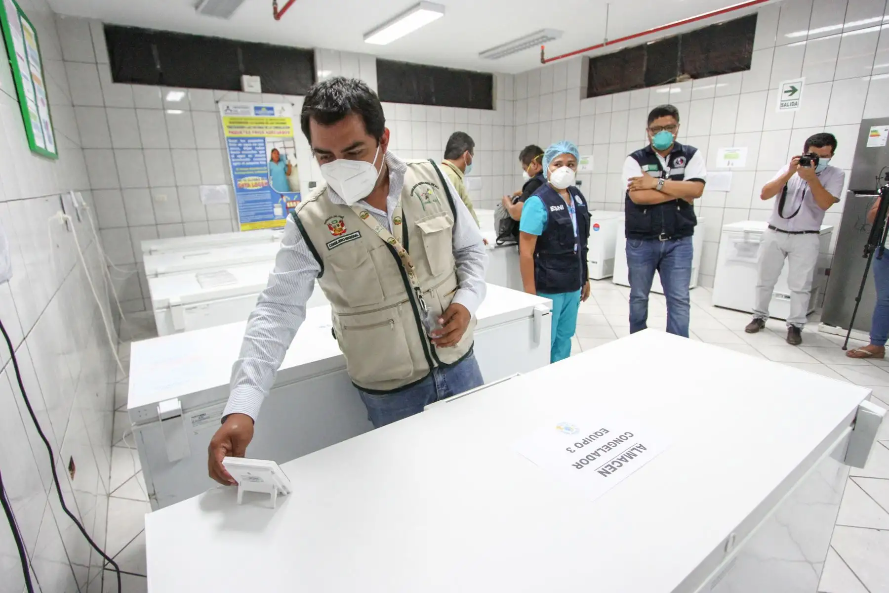 Entre aplausos y con una luz de esperanza el personal médico del Hospital Ricardo Cruzado Rivarola de la provincia de Nasca recibió el primer lote de vacunas contra el covid-19 que por disposición del gobernador, Ing. Javier Gallegos Barrientos serán aplicadas de inmediato a los 