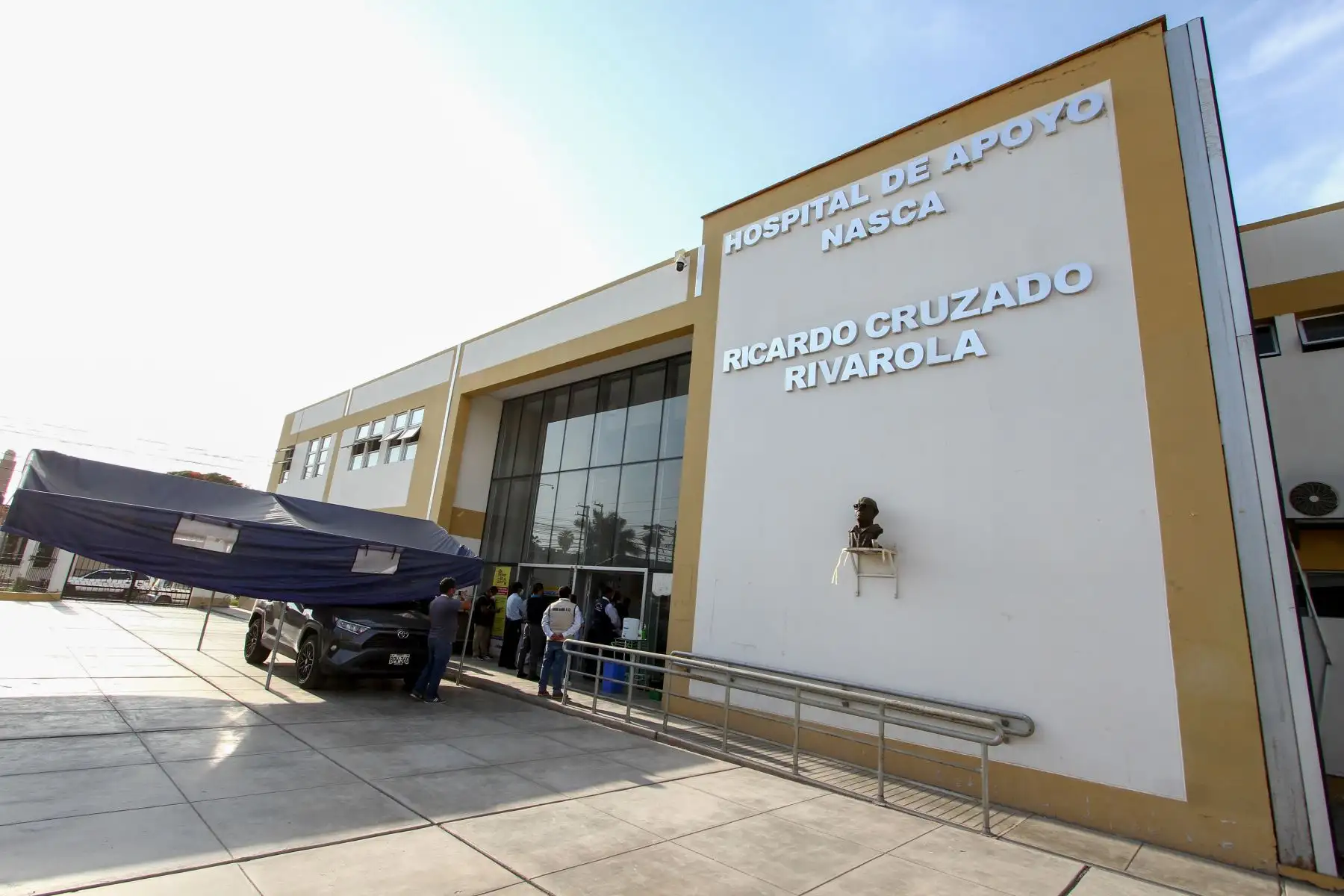 Entre aplausos y con una luz de esperanza el personal médico del Hospital Ricardo Cruzado Rivarola de la provincia de Nasca recibió el primer lote de vacunas contra el covid-19 que por disposición del gobernador, Ing. Javier Gallegos Barrientos serán aplicadas de inmediato a los 