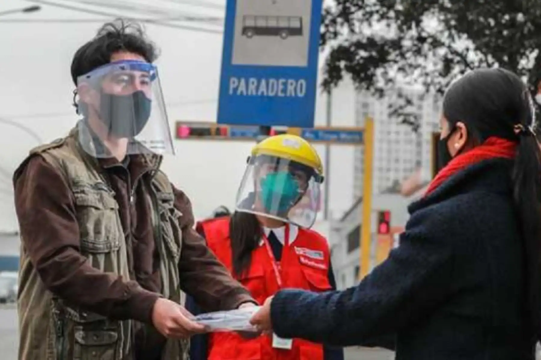 El Ministerio de Transportes y Comunicaciones (MTC) distribuyó más de ocho millones de protectores faciales para los usuarios del transporte público urbano en 141 ciudades del país. Foto: MTC.