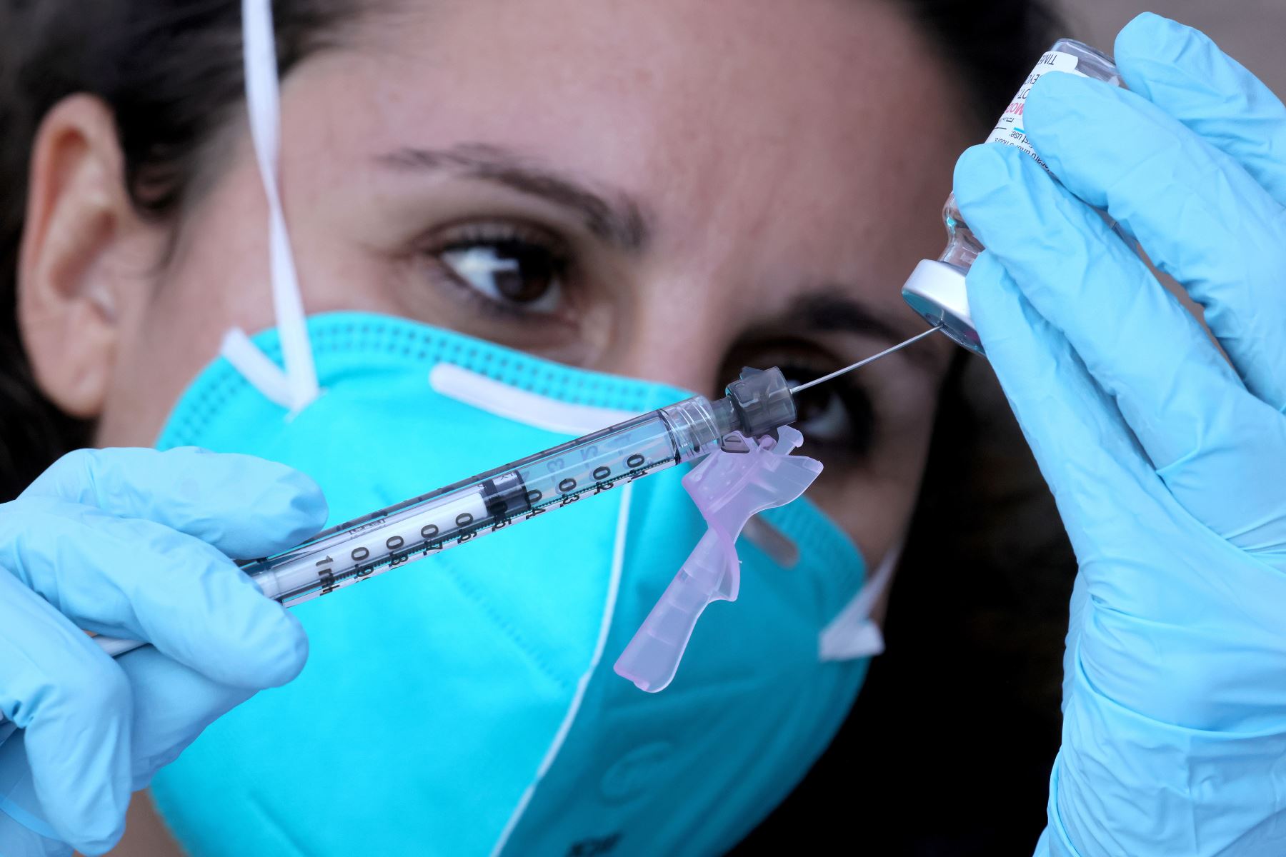 La enfermera Emily Enos empieza a extraer una dosis de la vacuna Moderna COVID-19 fuera de la Misión de Los Ángeles ubicada en la comunidad de Skid Row, California, en los Estados Unidos. Foto: AFP