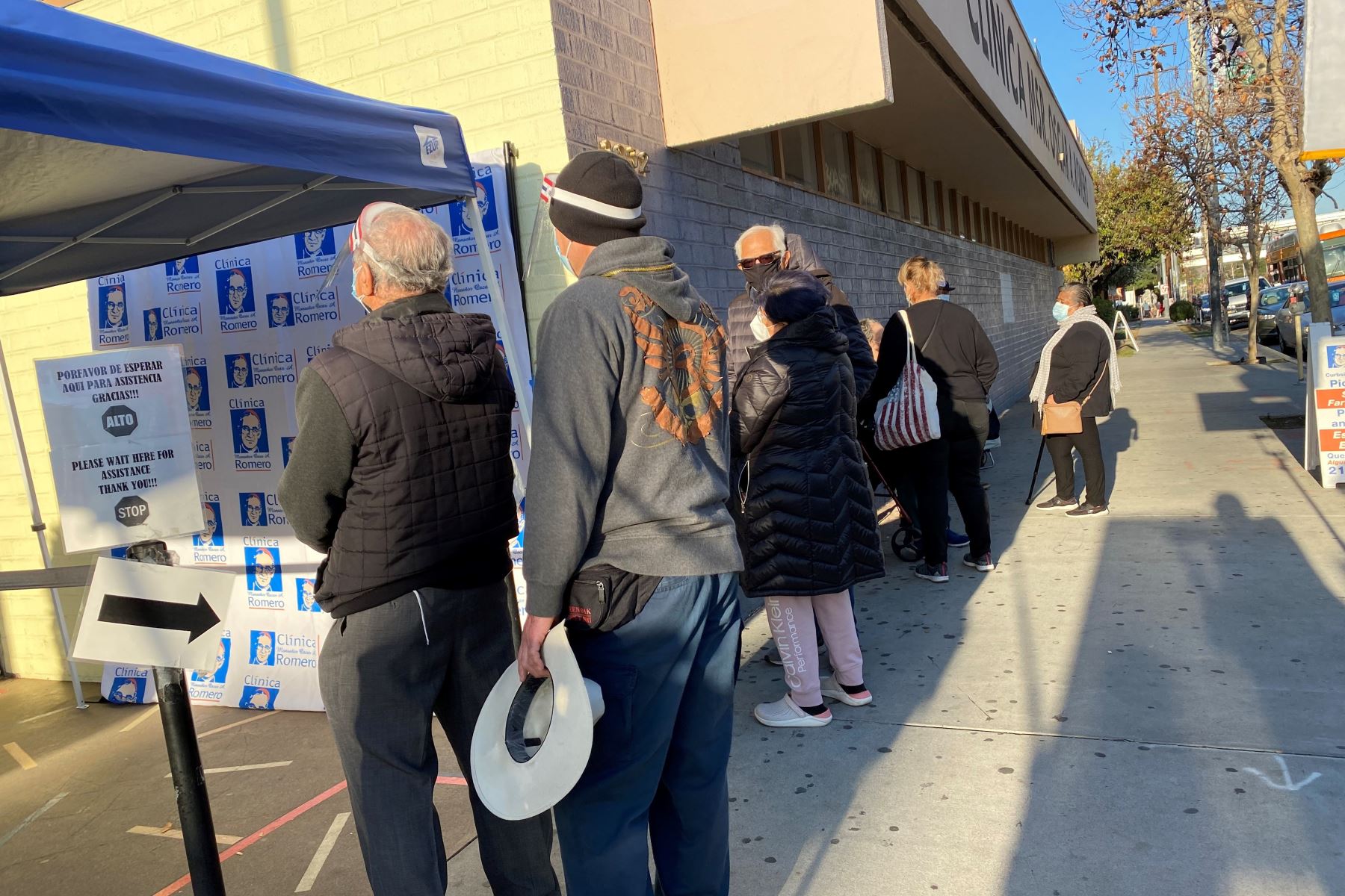 Ciudadanos latinos esperan recibir la primera dosis de la vacuna contra la covid-19 en la Clínica Monseñor Romero en Boyle Heights, en Los Ángeles. Foto: EFE
