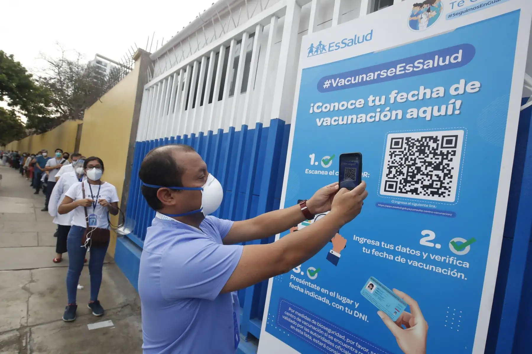 Trabajador de la salud verifica su fecha de vacunación a través de la plataforma digital de Vacunarse es Salud. Personal médico del Hospital Edgardo Rebagliati recibe vacuna contra el Covid-19. Foto:ANDINA / Juan Carlos Guzmán Negrini
