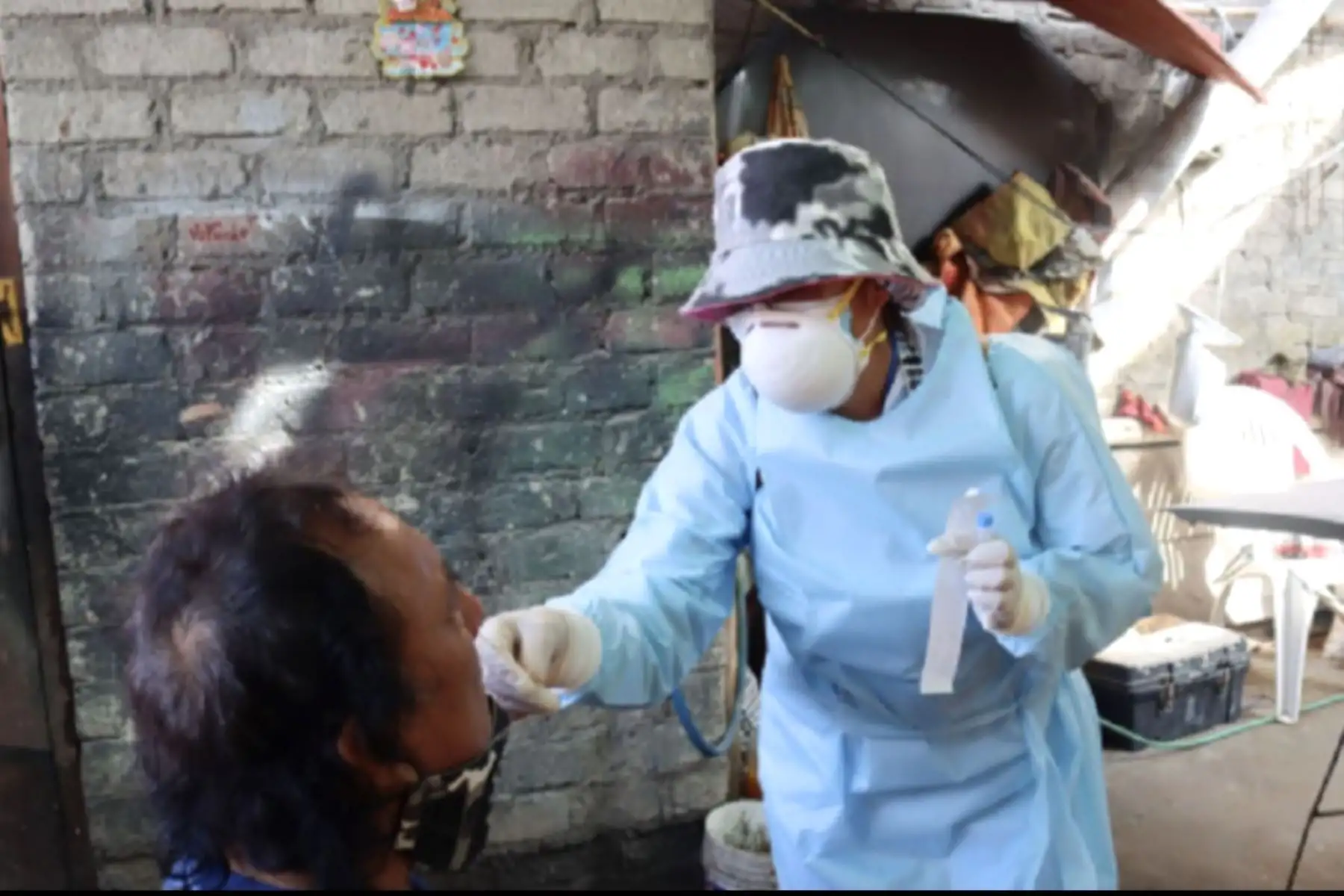 La Red de Salud Pacífico Norte, en un trabajo articulado con la Marina de Guerra del Perú, la Policía Nacional del Perú y la municipalidad provincial del Santa, ejecutó la Operación Tayta mediante las visitas casa por casa en Chimbote, con la finalidad de detectar nuevos casos de covid-19.