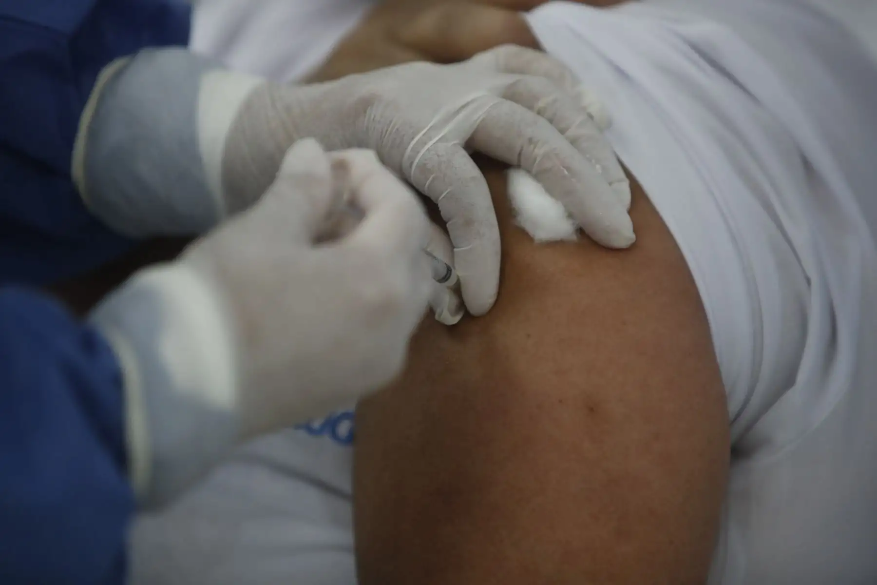 Inicio de vacunación al personal médico en la sede de Aljovín del Hospital EsSalud Emergencias Grau en Lima. Licenciada Flor Hernández recibe la primera dosis de vacuna contra el covid-19.

Foto:ANDINA / Juan Carlos Guzmán Negrini