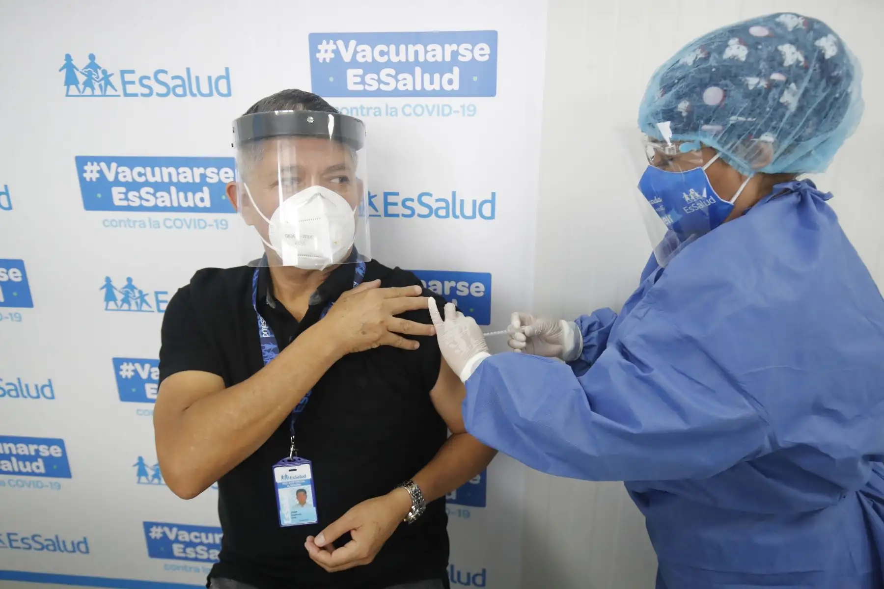 Inicio de vacunación al personal médico en la sede de Aljovín del Hospital EsSalud Emergencias Grau en Lima. Enfermero José Espinoza Cruz recibe la primera dosis de vacuna contra el covid-19.

Foto:ANDINA / Juan Carlos Guzmán Negrini