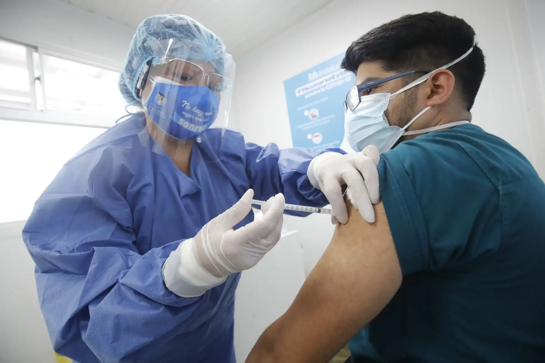En el tercer día de la jornada de vacunación, hasta las 19:00 horas, el número de vacunados superó las 31,000 personas, entre médicos, enfermeras y personal técnico. Foto: ANDINA/Juan Carlos Guzmán