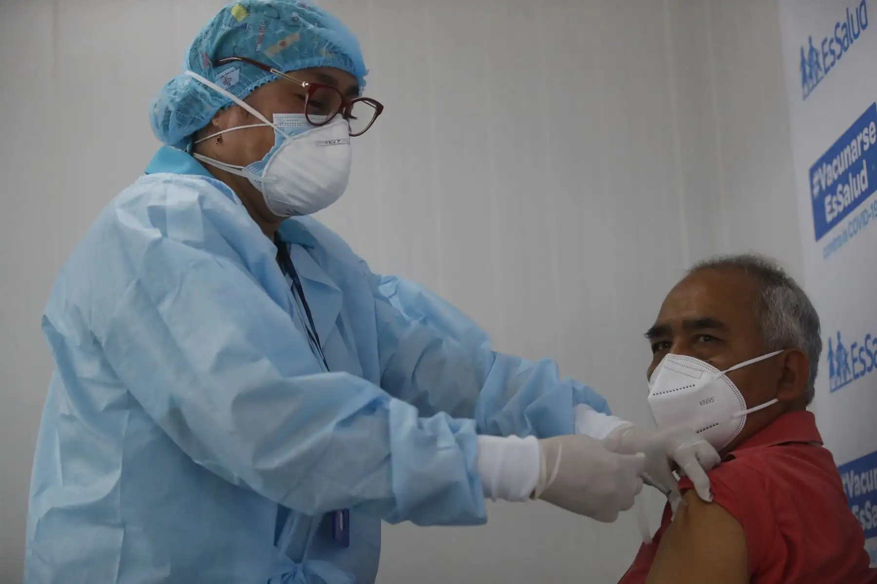 Inicio de vacunación al personal médico en la sede de Aljovín del Hospital EsSalud Emergencias Grau en Lima. Traumatólogo Odilón Silva recibiendo dosis de vacuna contra el covid-19.


Foto:ANDINA / Juan Carlos Guzmán Negrini