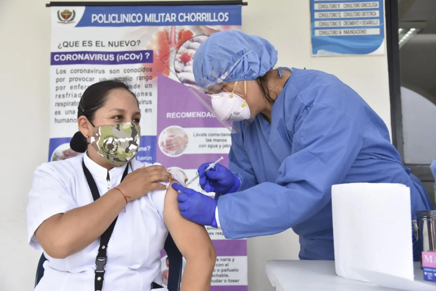 Profesionales de la salud del Ejército del Perú que se encuentran en la primera línea de batalla contra esta pandemia reciben la vacuna contra la Covid 19 en el Policlínico Militar de Chorrillos. Foto: ANDINA/Ejército del Perú