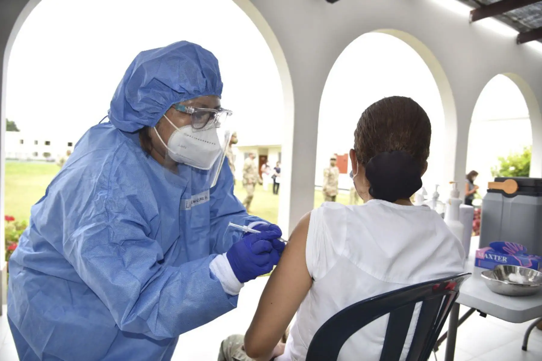 Profesionales de la salud del Ejército del Perú que se encuentran en la primera línea de batalla contra esta pandemia reciben la vacuna contra la Covid 19 en el Policlínico Militar de Chorrillos. Foto: ANDINA/Ejército del Perú