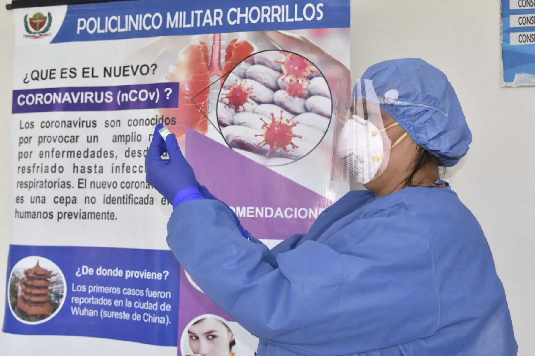Profesionales de la salud del Ejército del Perú que se encuentran en la primera línea de batalla contra esta pandemia reciben la vacuna contra la Covid 19 en el Policlínico Militar de Chorrillos. Foto: ANDINA/Ejército del Perú