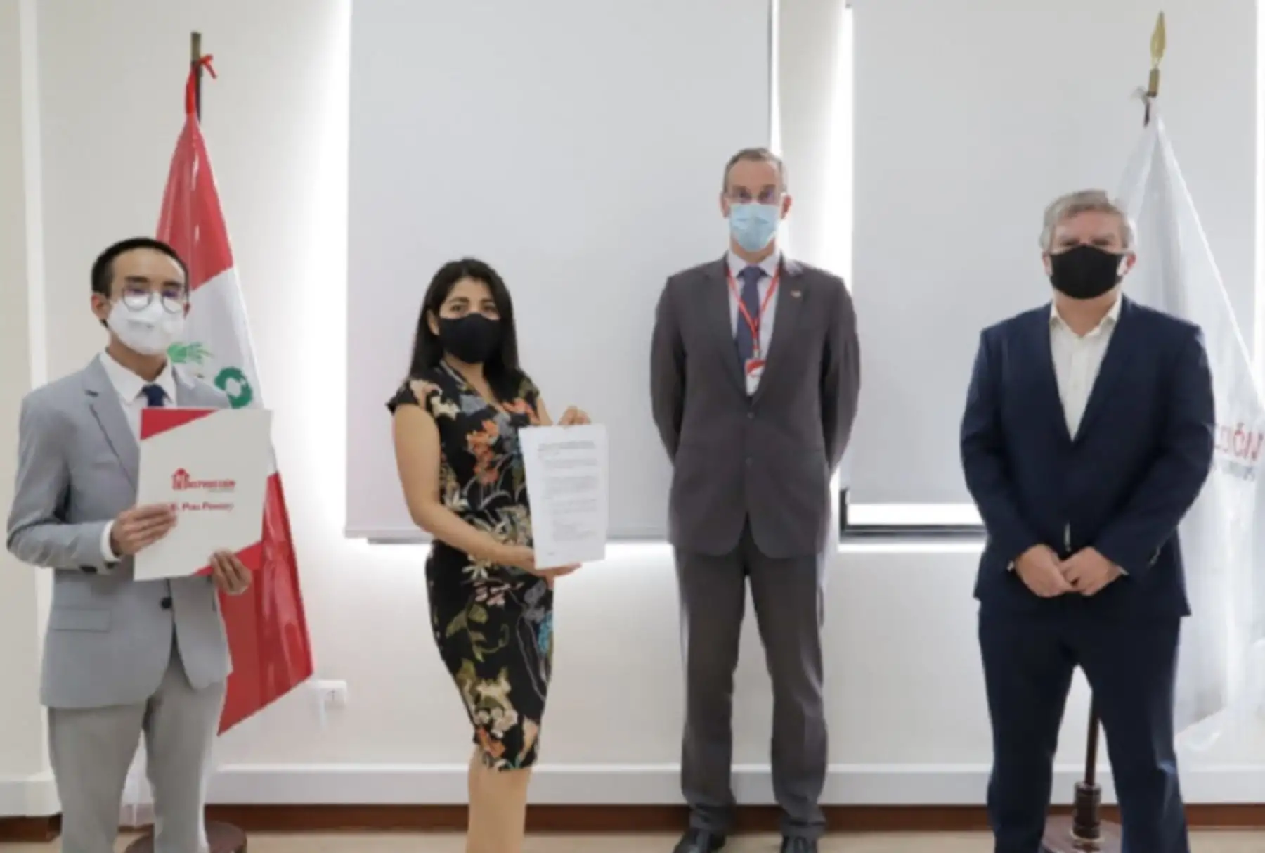 La Autoridad para la Reconstrucción con Cambios (ARCC) firmó el contrato con la empresa Consorcio S&P para iniciar la reconstrucción de cuatro instituciones educativas en La Libertad, que contribuirán a mejorar la calidad del servicio educativo que reciben 2,886 alumnos de los niveles de inicial, primaria y secundaria de dicha región del norte peruano.