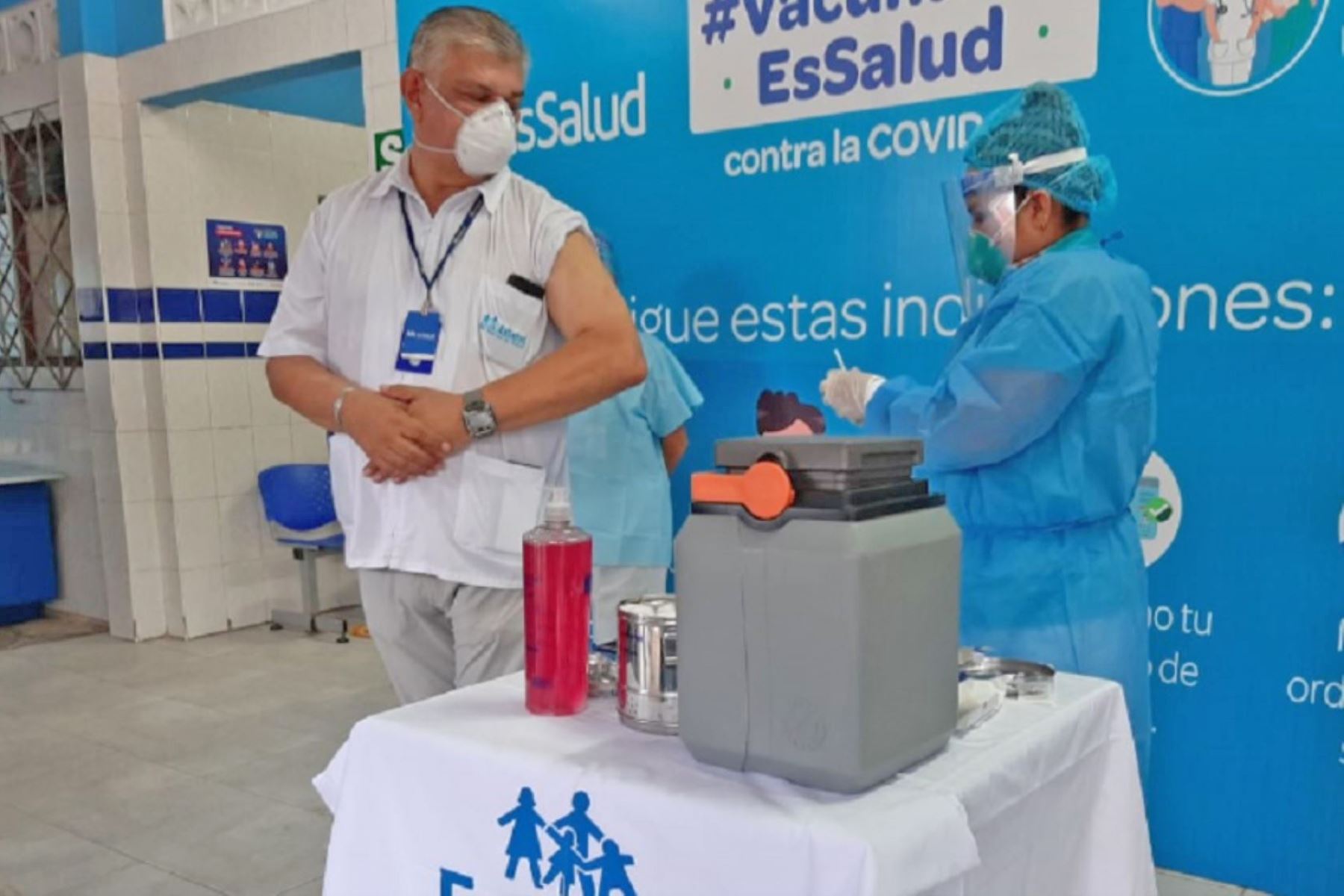El jefe del Departamento de Emergencias del Hospital III de Iquitos del Seguro Social de Salud (EsSalud), Luis Quevedo Rossi, de 60 años de edad, fue uno de los primeros profesionales de la salud en recibir la primera dosis de la vacuna Sinopharm contra el covid-19. Foto: EsSalud.