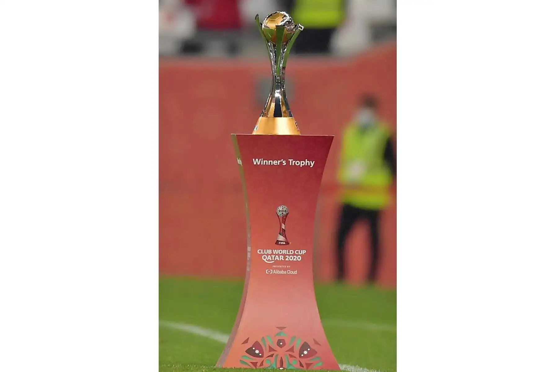 El trofeo de la Copa Mundial de Clubes en exhibición antes del inicio de la final entre Bayern Munich y Tigres UANL en la Copa Mundial de Clubes de la FIFA en Al Rayyan, en Qatar. Foto: EFE