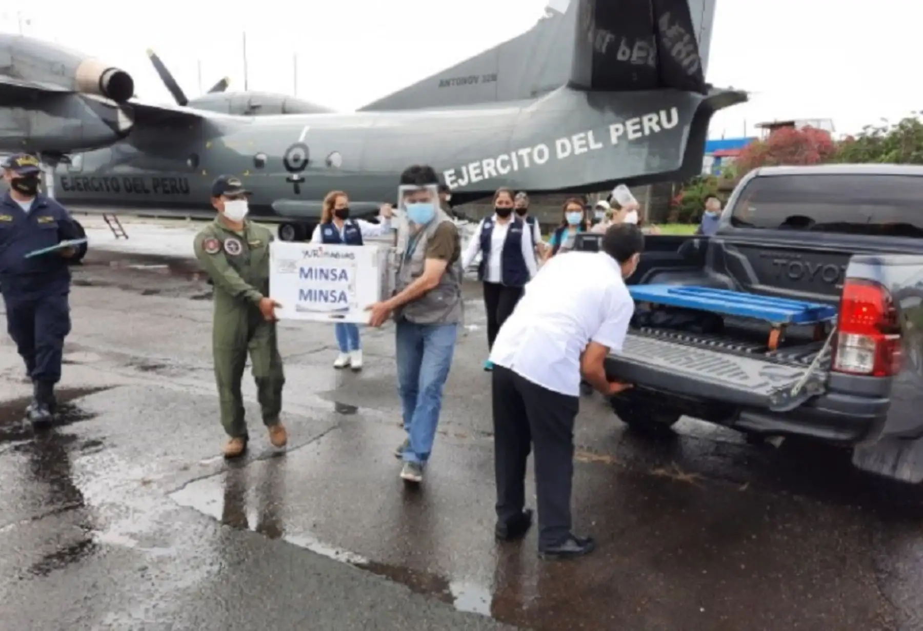 El traslado del primer lote de vacunas contra el covid-19 continúa en todo el país. Como parte de este proceso, la Corporación Peruana de Aeropuertos y Aviación Comercial (Corpac), empresa adscrita al Ministerio de Transportes y Comunicaciones (MTC), atiende la recepción del material médico en los aeropuertos y aeródromos a cargo de su administración. Foto: Corpac