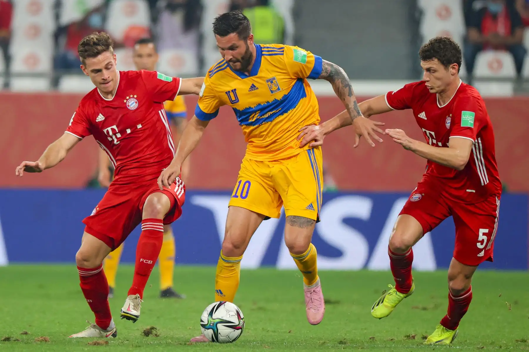 Andre-Pierre Gignac del Tigres es marcado por el centrocampista alemán del Bayern de Múnich Joshua Kimmich y el defensor francés Benjamin Pavard durante la final de la Copa Mundial de Clubes de la FIFA, en el Estadio Ciudad de la Educación, en Qatar. Foto: AFP