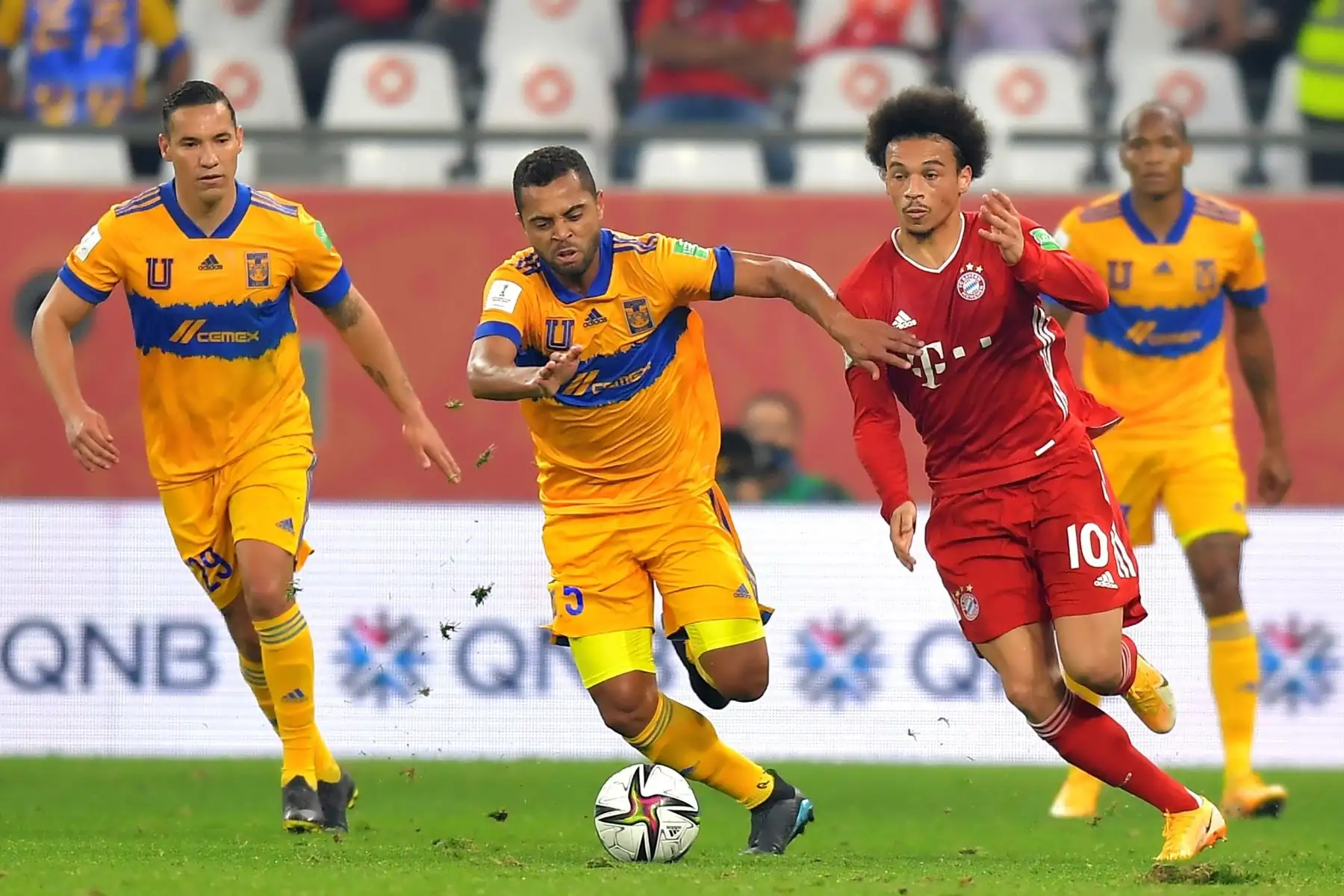 Leroy Sane del Bayern Munich en acción contra Rafael Carioca de Tigres durante la final del partido por la Copa Mundial de Clubes de la FIFA. Foto: EFE